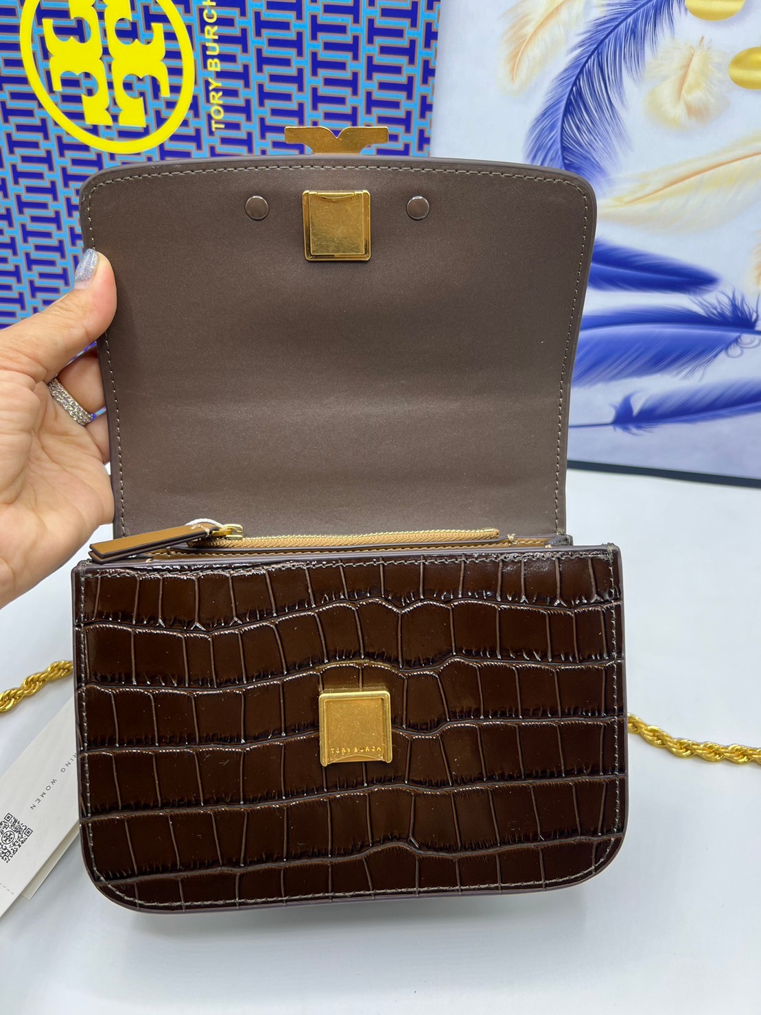 6 สี Tory Burch Croc Eleanor Small Bag / TORY BURCH ELEANOR CROC EMBOSSED LEATHER กระเป๋าสะพายหนังพิมพ์ลายจระเข้ ดีไซน์หรูหรา โด่นเด่นด้วยโลโก้แบรนด์อะไหล่ด้านหน้า และสายสะพายโลหะสีทอง