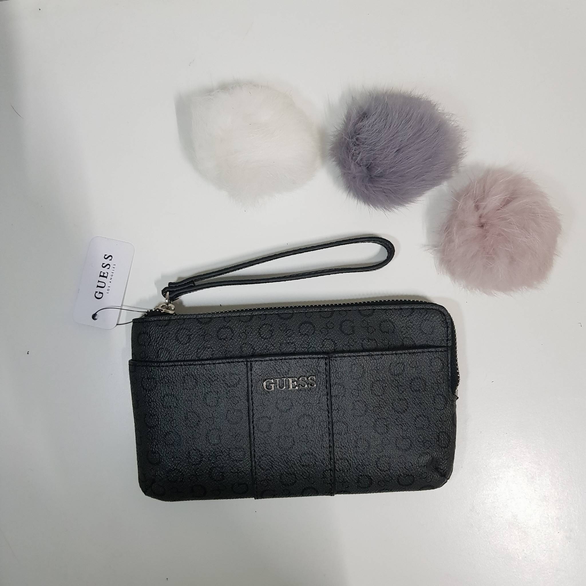 New arrival!! GUESS LEARHER CLUTCH BAG กระเป๋าคล้องมือสีสวย ด้านหน้ามีโลโก้แบรนด์สีเงินสวย ช่องด้านหน้าสามารถใส่มือถือ iphone7+ ได้สบายเลยค่ะ เปิดปิดด้วยซิปพร้อมสายคล้องมือ ด้านในมีช่องใส่บัตรได้ 3 ช่องและสามารถใส่ธนบัตรตามยาวได้ คือรุ่นนี้เรียกว่าสวยคุ้ม