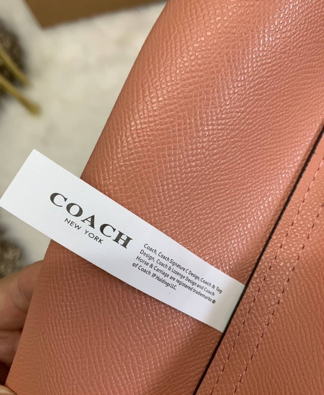 ลายหายากแล้วนะคะ🌈 COACH REVERSIBLE CITY TOTE RAINBOW PRINT ((F72720)) กลับมาอีกครั้ง! กระเป๋าทรงTote หนังแท้ กลับด้านได้ใช้ได้2ด้านค่ะ//ด้านนึงสีครีมลายรุ้ง//อีกด้านสีโอรส สวยงามค่ะ
