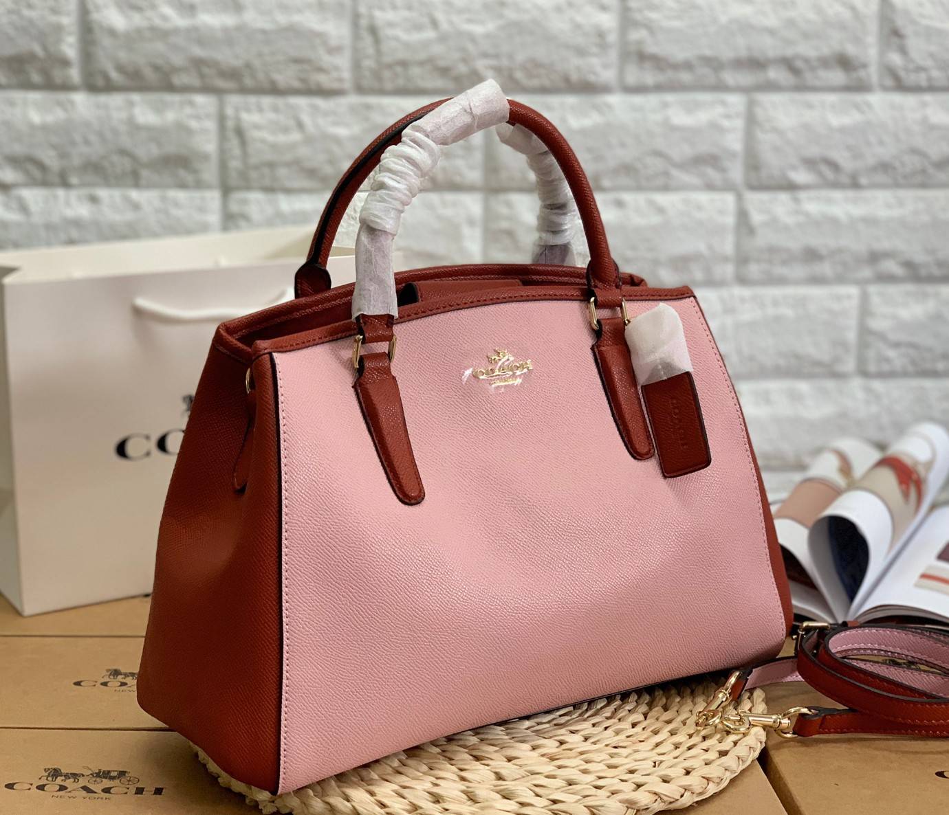 COACH HANDBAG//SHOULDER BAG ((28470)) กระเป๋าหิ้ว//สะพายไหล่ วัสดุหนังแท้ หนังนิ่ม น้ำหนักเบา ใบใหญ่กำลังดีค่ะ ปากกระเป๋าเป็นแบบกระดุมแม่เหล็ก ภายในมี2ช่องใหญ่ ค่อนข้างกว้าง ใส่ของได้ครบเลยทีเดียวค่ะ มีเป็นช่องซิปกลางหนึ่งช่อง และช่องใส่ของจุกจิกได้อีก3ช่