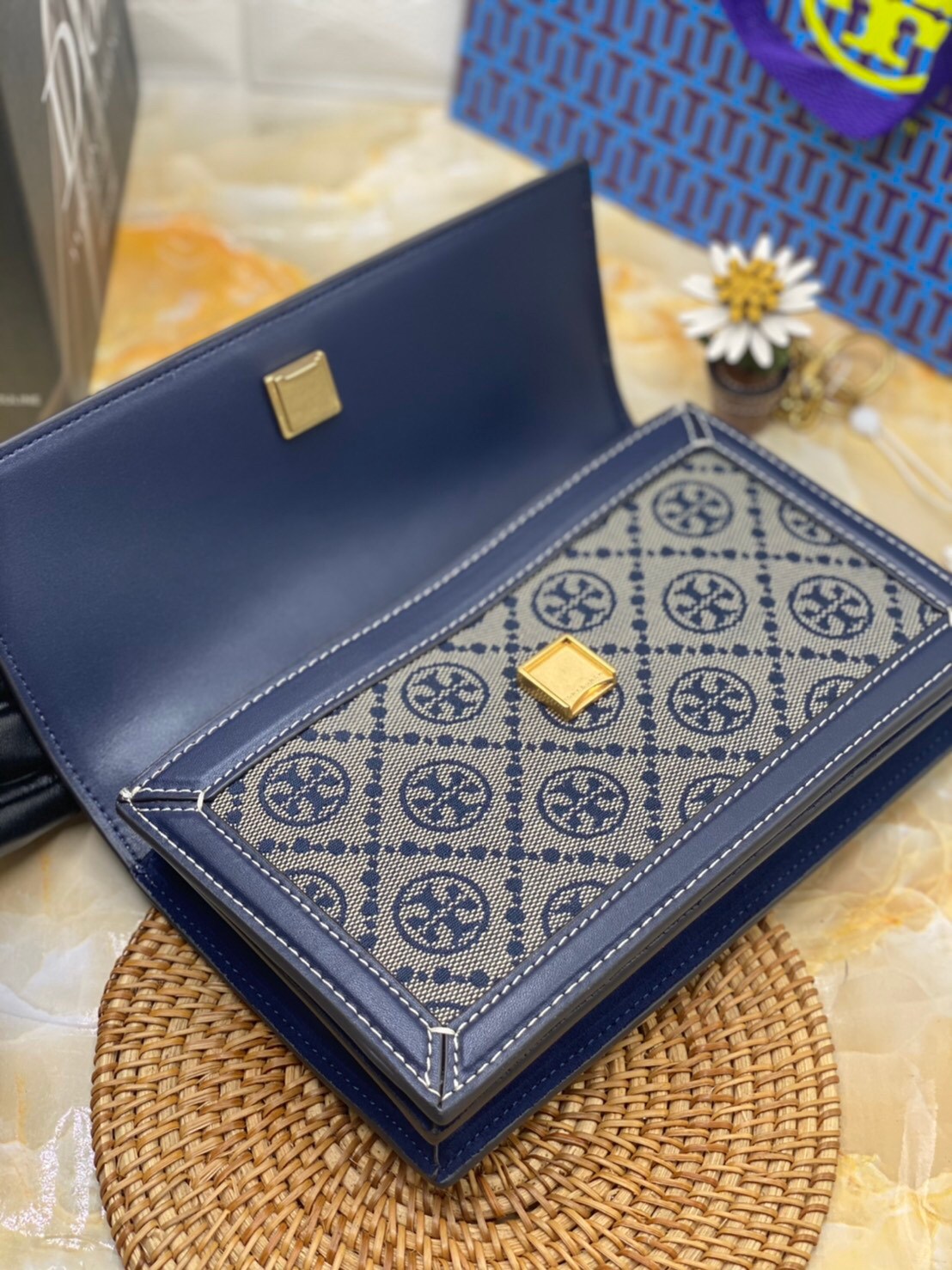 Medium Tory burch t monogram jacquard shoulder bag คอลเลคชั่น T Monogram สำหรับคอลเลคชั่นฤดูใบไม้ผลิ 2021 เราสร้างสรรค์ลายโมโนแกรมที่ได้รับแรงบันดาลใจมาจากลวดลายการถักทอผ้าห่มของชาว Pennsylvania Dutch แบบดั้งเดิม เป็นการเฉลิมฉลองโลโก้สุดไอคอนนิคของแบรนด์ 