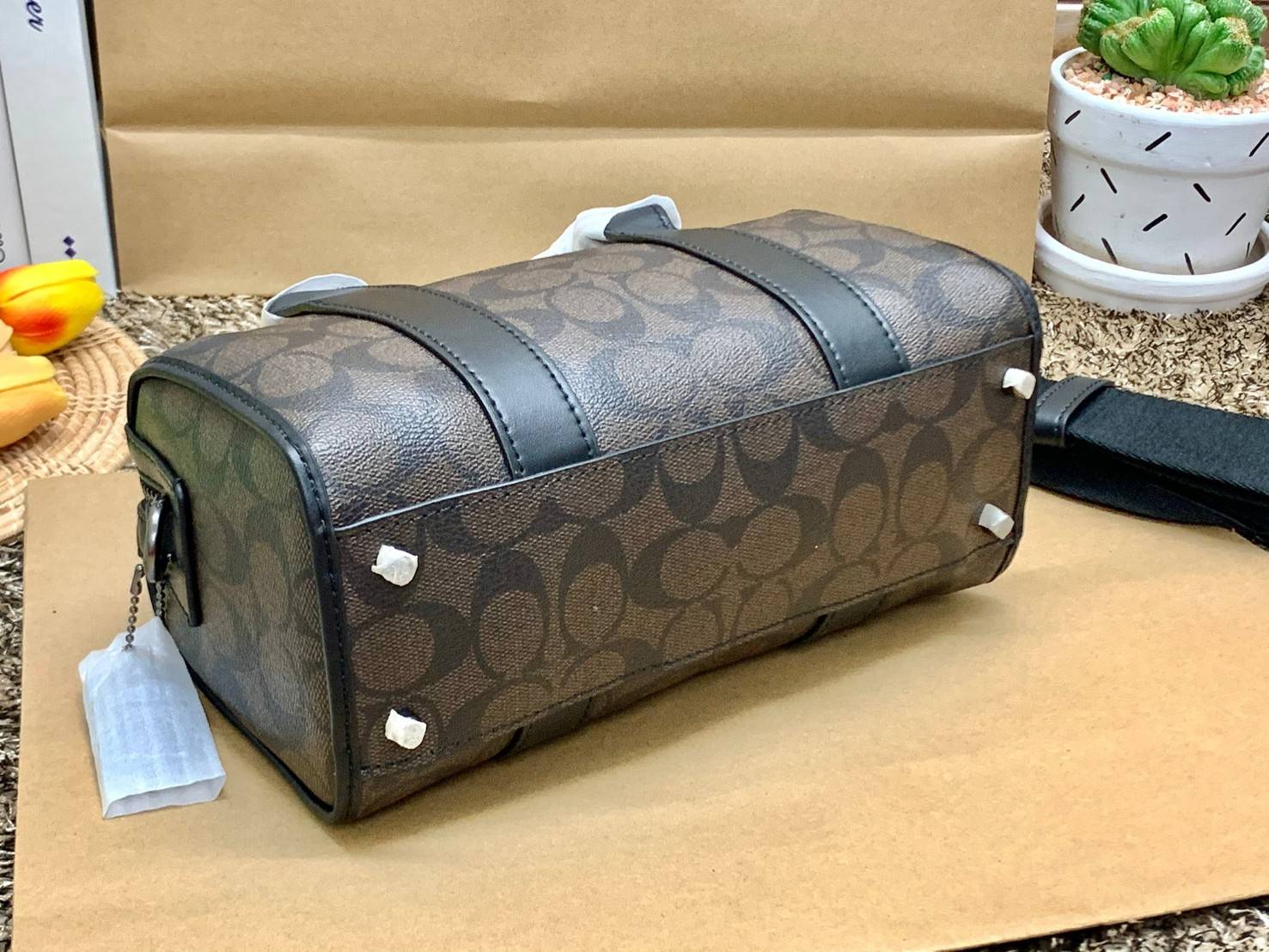 COACH GOTHAM DUFFLE 24 IN SIGNATURE CANVAS CA186 พร้อมส่ง กระเป๋าทรงหมอนรุ่นใหม่บ่าสุดปี 2022 รุ่นนี้สามารถใช้ได้ทั้งชาย//หญิง หนังแท้อย่างดี นิ่มทรงสวย มากๆค่ะ เปิด-ปิดกระเป๋าแบบซิปคู่ด้านบนมีกระดุมรวบหูหิ้วให้ด้วยนะคะ ภายในกระเป๋าสามารถใส่สัมภาระที่จำเป