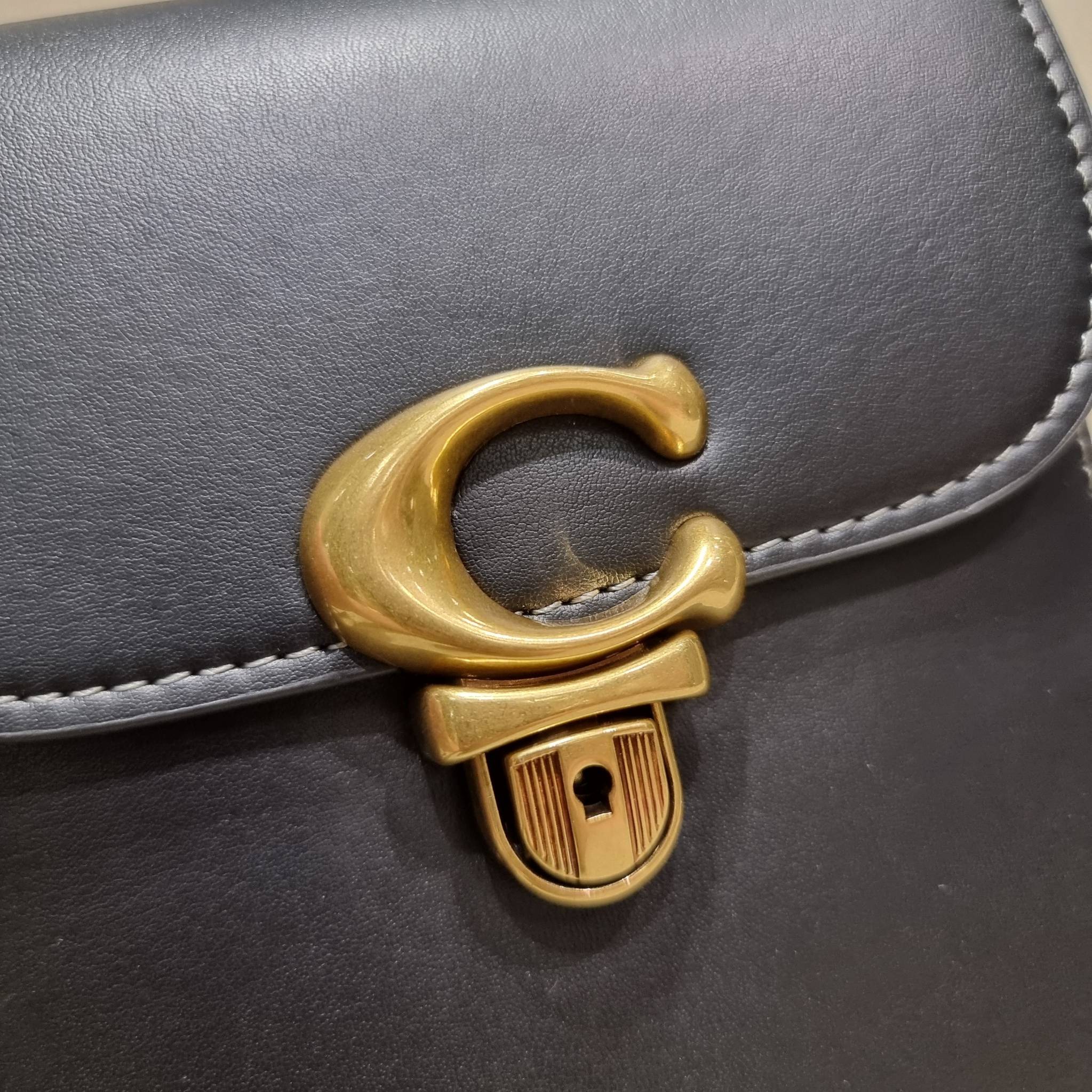 COACH CA057 TALL STUDIO CROSSBODY กระเป๋าสะพายข้างไซส์มินิ ดีไซน์ลูกคุณหนู น่ารักที่สุด!! น่าใช้ไม่อยากวาง!! ดีไซน์รูปทรงกำลังสวย ใช้งานสะดวกด้วยตัวกดเลื่อนล็อค วัสดุหนังแท้ สวยคม มาพร้อมสายสะพายข้างในตัว ใส่ของสำคัญแบบพกพาสะดวก ดีต่อใจจริงๆใบนี้ แนะนำไม่