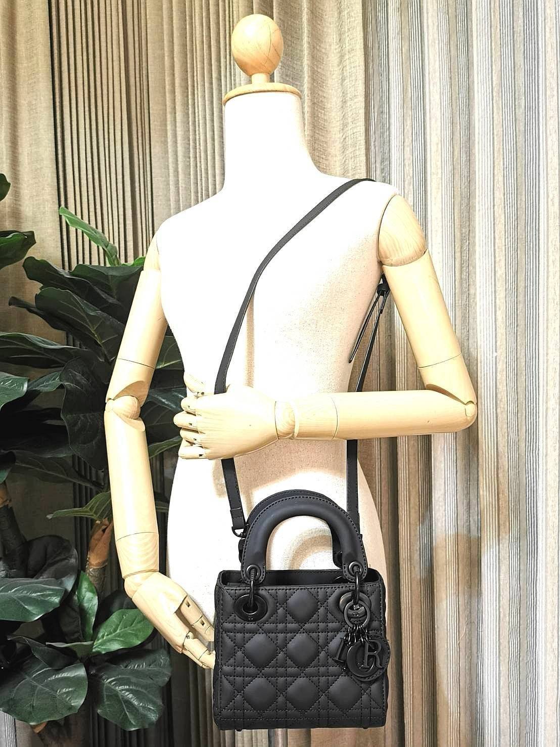 CHRISTIAN DIOR MINI BAG VIP GIFT WITH PURCHASE พรีเมี่ยมกิ้ฟรุ่น Limited สวยหรูดูดีอลังการเซตสุดคุ้มได้ทั้งกระเป๋าสะพายหนัง Calfskin + กระเป๋าสตางค์สั้น + Dior Gold Star ครบชุด ไอเท็มใหม่ล่าสุดน่าใช้น่าสะสม สินค้ามาพร้อมกล่องแบรนด์ จะซื้อใช้เองหรือมอบเป็น