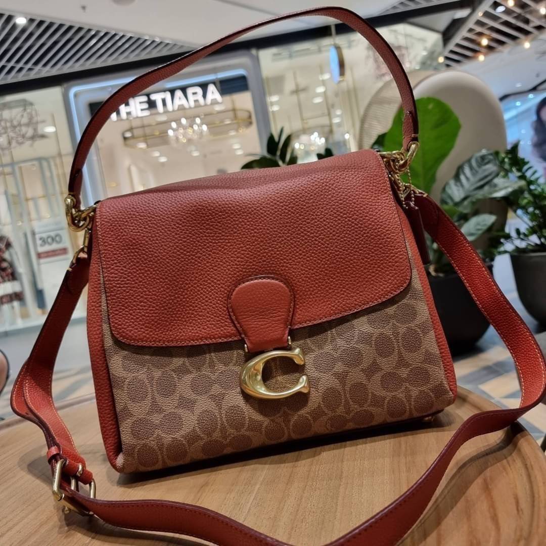 COACH Coated Canvas Signature May Shoulder Bag พร้อมส่งที่ไทย คัดงานคุณภาพ จัดเต็มมาให้ต่อนรับปีใหม่นี้ค่าา ✔️กระเป๋าหิ้ว//คล้องไหล่//สะพายข้างได้ ใบใหญ่ สุดคุ้ม! ✔️หนังแท้ชั้นดีที่สุด หนังหนานิ่ม รู้สึกได้ตอนสัมผัสค่ะ สวยมากๆ ✔️ด้านห