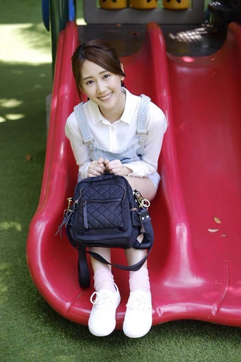 Keep Rouget Backpack กระเป๋าเป้ทรงน่ารักจากแบรนด์ ปรับสะพายได้หลายแบบ มาพร้อมพวงกุญแจ smile bag วัสดุจากผ้าไนล่อนเนื้อดี ตีลายตาราง น้ำหนักเบา ตัวกระเป๋ามีสายสั้น ให้เพิ่มอีก 1 สาย สำหรับสะพายไหล่ ขนาดกำลังดี ใส่กระเป๋าสตางค์ใบยาว, มือถือได้ทุกรุ่น มีช่อง