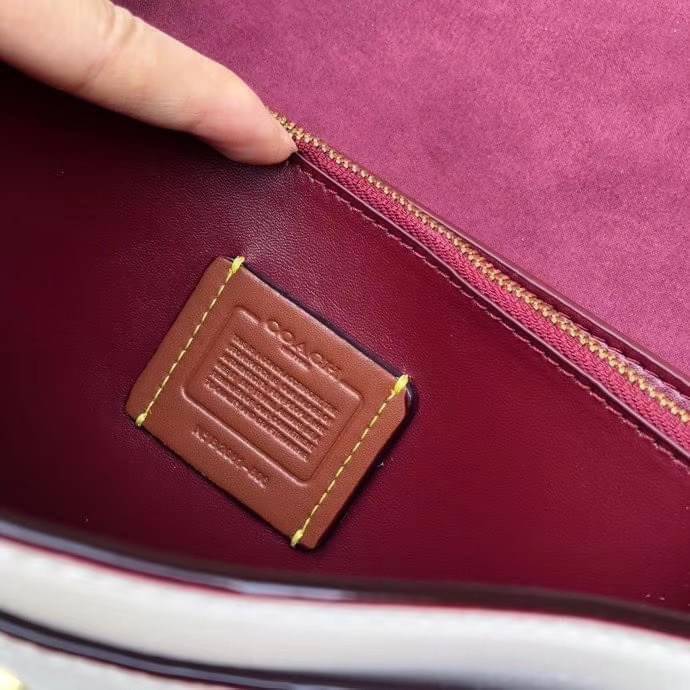 COACH Tabby Chain Clutch In Signature Canvas With Floral Embroidery C806 กระเป๋าสะพายข้าง หรือถือแบบคลัทเก๋ๆออกงานได้เลยค่ะ วัสดุหนังแท้ หนังนิ่มมือ บอกเลยต้องหลงรักแน่ๆค่ะ💕 คอลเลคชั่นปังๆ มาพร้อมเสิร์ฟจ้า ดีไซน์ปักลายดอกไม้ สีสันสดใส เปิดปิดกระเป