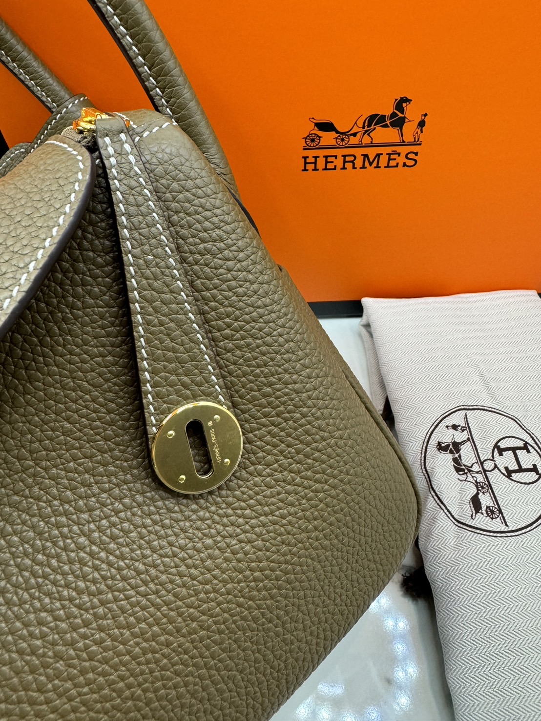 พร้อมส่ง 15 สี HERMES Lindy 26 bag กระเป๋าทรงโท้ทหนังสวยอย่างดี เอกลักษณ์ของความเรียบหรูไฮคลาสอย่างสมบูรณ์แบบ เกรดออริ สลับแท้ งานสวยตามรูป ใช้งานต่างประเทศได้
