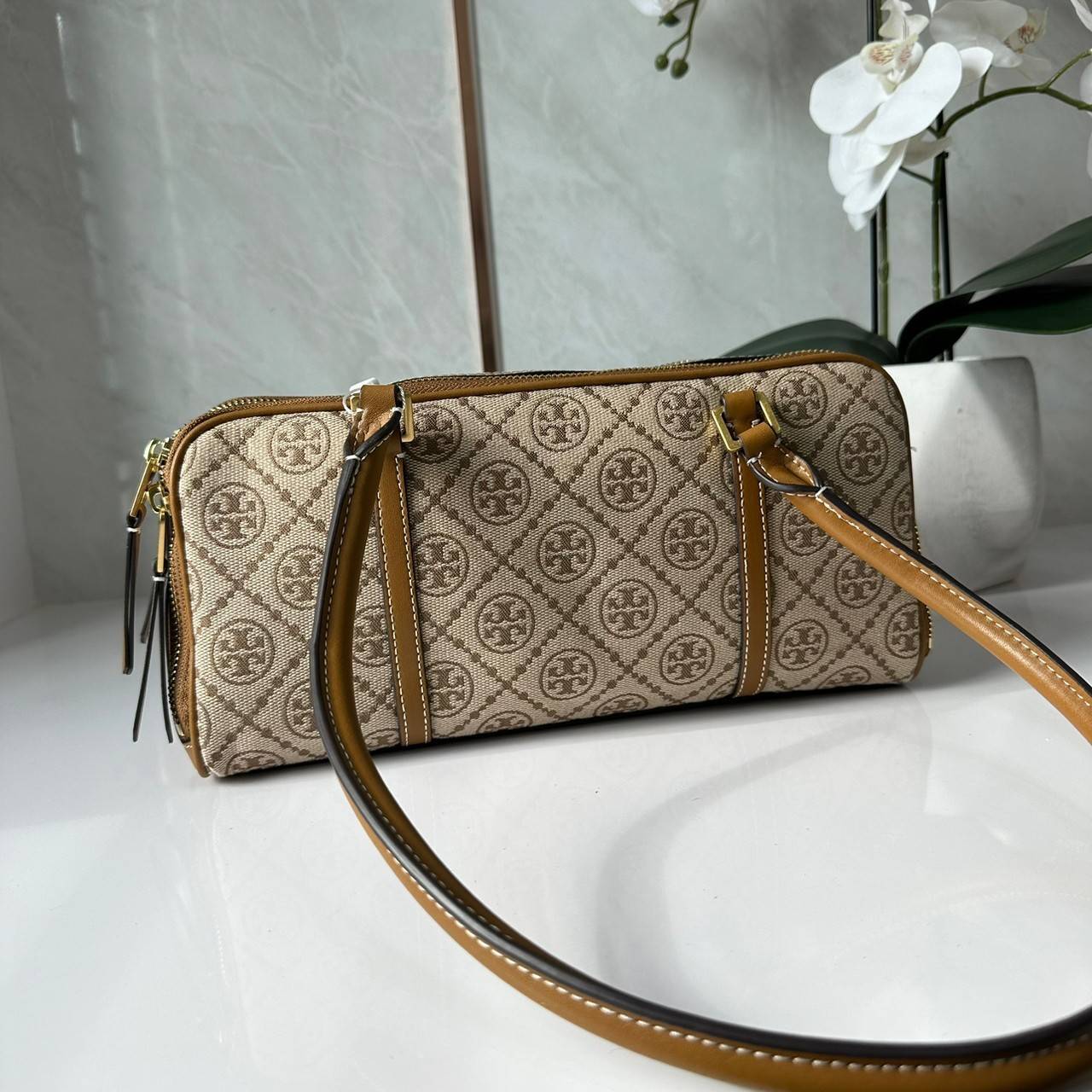 TORY BURCH Small T Monogram Marshmallow Satchel / Tory Burch tote handbag พร้อมส่ง 2 สี ใหม่ล่าสุด กระเป๋าสะพายไหล่ดีไซน์สุดทันสมัย ตัดเย็บสวยงาม ผ้า jacquard ตัดหนัง เปิด-ปิดแบบซิป มีช่องแบ่ง 2 ช่อง มีซิปลับด้านใน ใส่ของได้เยอะมากๆ ค่ะ