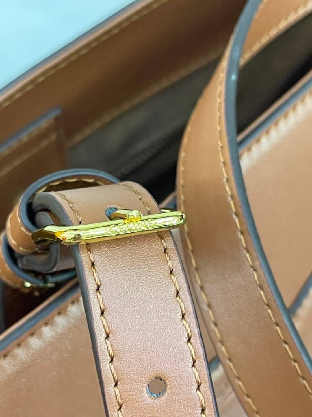 หนังแท้ CELINE SMALL BUCKET CUIR TRIOMPHE IN SMOOTH CALFSKIN / CELINE BUCKET BAG CUIR TRIOMPHE พร้อมส่งที่ไทย คอลเลคชั่นใหม่ ฮิตข้ามปี กับกระเป๋าสะพายทรงถัง ใช้งานง่ายที่สุด สายสะพายในตัว ปรับใช้ได้เลย วัสดุหนังวัว เรียบหรู ผู้ดีไปอีก โดดเด่นด้วยโลโก้เอกล