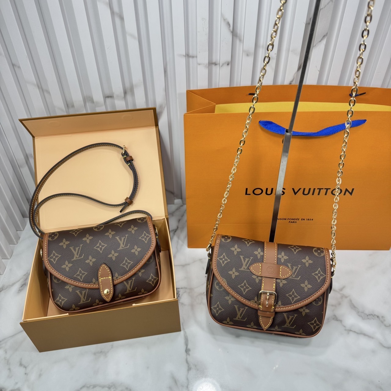 ORI หนังแท้ | Lv Marilyn White Multicolor Monogram Canvas Shoulder Bag สุดคุ้มกับกระเป๋าดีไซน์ใหม่ จัดคู่ดูโอ้ ได้ 2 ใบในราเดียว ปรับใช้งานได้ทั้งคาดเอวหรือสะพายได้ มาพร้อมสายสะพาย 2 แบบ ทั้งสายหนังและสายโซ่ คุ้มยิ่งกว่าอะไรทั้งหมดเลยค่า