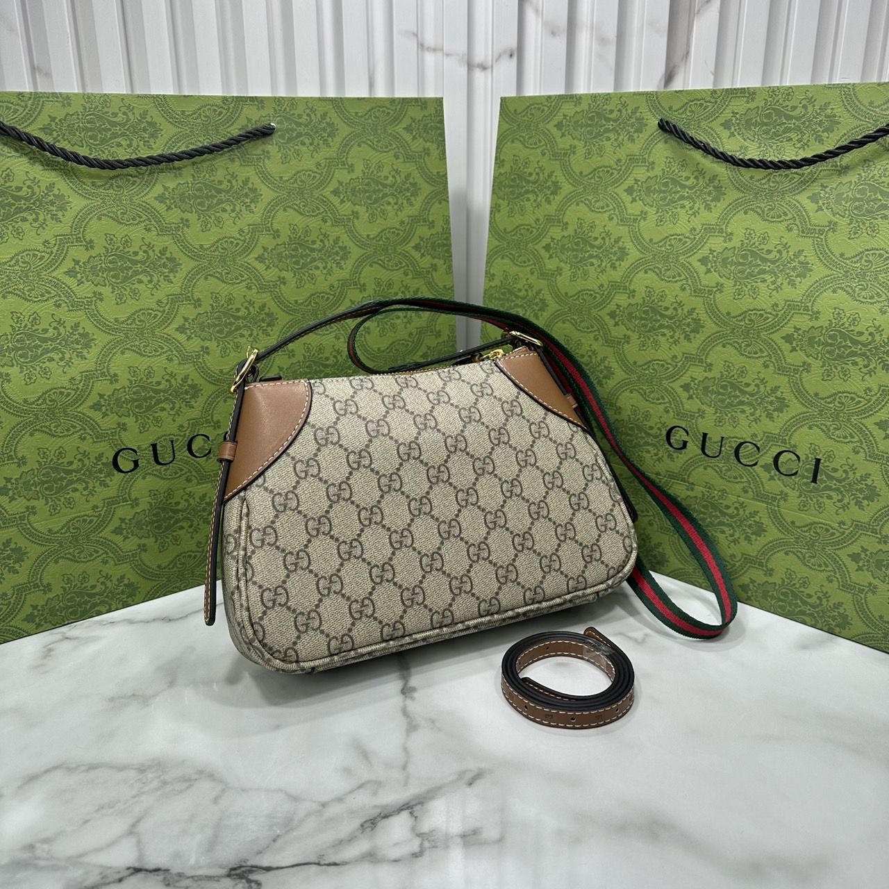 GUCCI GG Emblem medium shoulder bag กระเป๋าสะพายทรงใหม่สวยคลาสสิค พิมพ์ลายคมชัด เป็นไอเท็มต้องมีและยกเป็น everyday bag ได้เลย