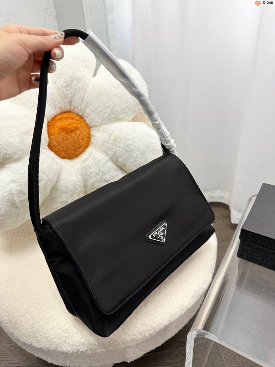 Prada nylon shoulder bag ทรงยอดฮิตของคุณผู้หญิงเลยค่ะ วัสดุทำจากผ้าไนล่อน อย่างหนา กันน้ำได้คะ มีโลโก้แบรนด์อยู่ข้างหน้า ตัวกระเป๋าอยู่ทรง อะไหล่เงินทั้งใบ ด้านในบุผ้าลายแบรนด์อย่างดี