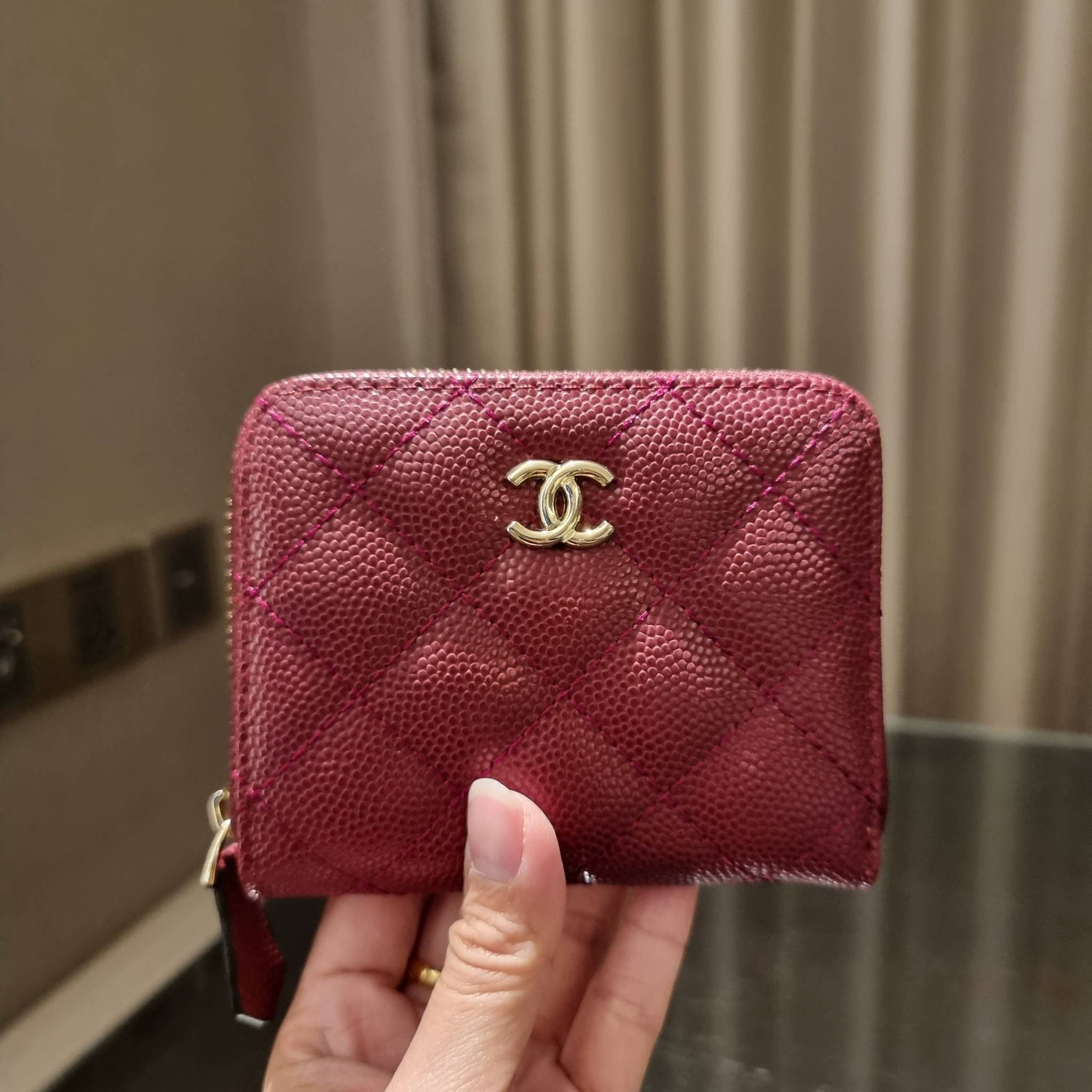 กระเป๋าสตางค์ใบสั้นรุ่นซิปรอบ จาก Chanel เรียบหรู ดูไฮน์ วัสดุหนังสังเคราะห์ลายคาร์เวีย ด้านในเป็นหนังซาฟเฟียโน่ เปิด-ปิดด้วยซิป รูดใช้งานง่าย ภายในกระเป๋ามีช่องใส่บัตร ใส่ธนบัตรได้ (แบบพับ) ดีไซน์เรียบหรูตามสไตล์ ใช้แล้วเฮง ใช้แล้วรวย จัดเลยจ้าา 🥰