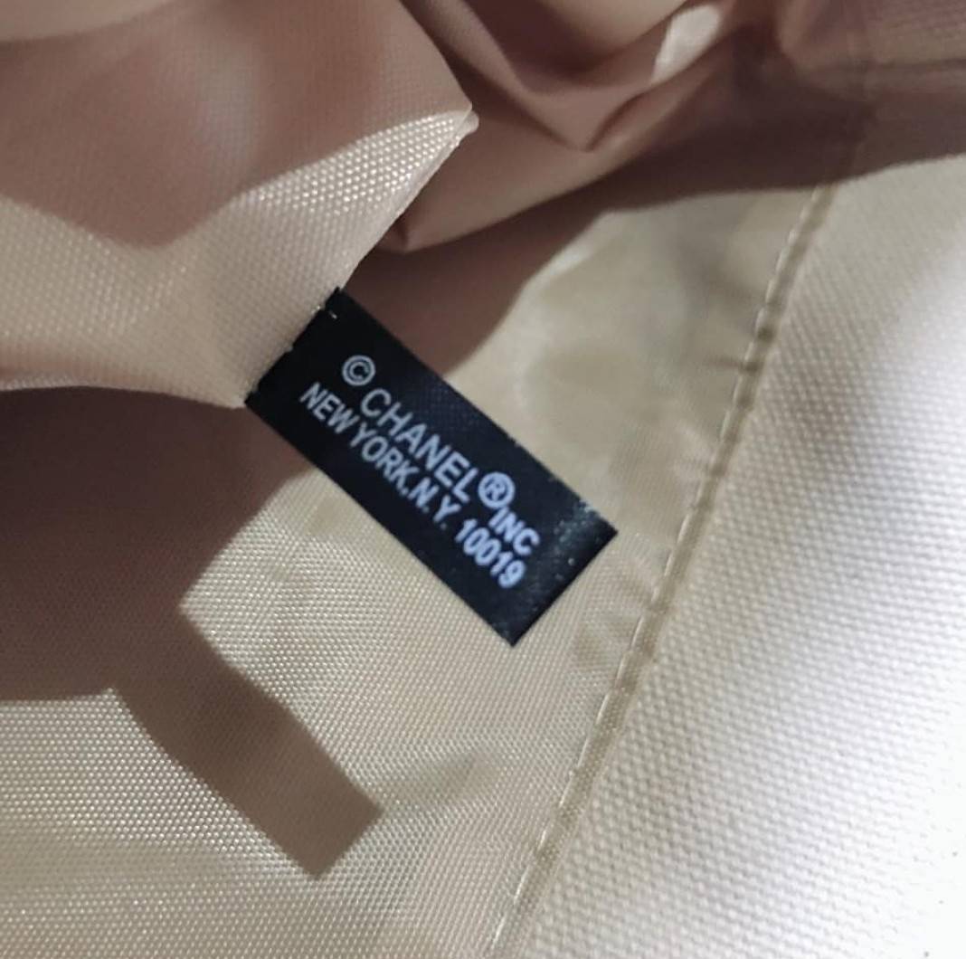 โซ่เงิน Chanel Shopper's Tote กระเป๋าสะพายทรง Tote VIP gift แท้ จาก counter น้ำหอมของ brand วัสดุ canvas เนื้อหนา อะไหล่ปั๊มแบรนด์ ภายในบุผ้าอย่างดี จุได้เยอะ มาพร้อมสายสะพายไหล่ แบบโซ่ต่อหนังสวยหรูค่ะ