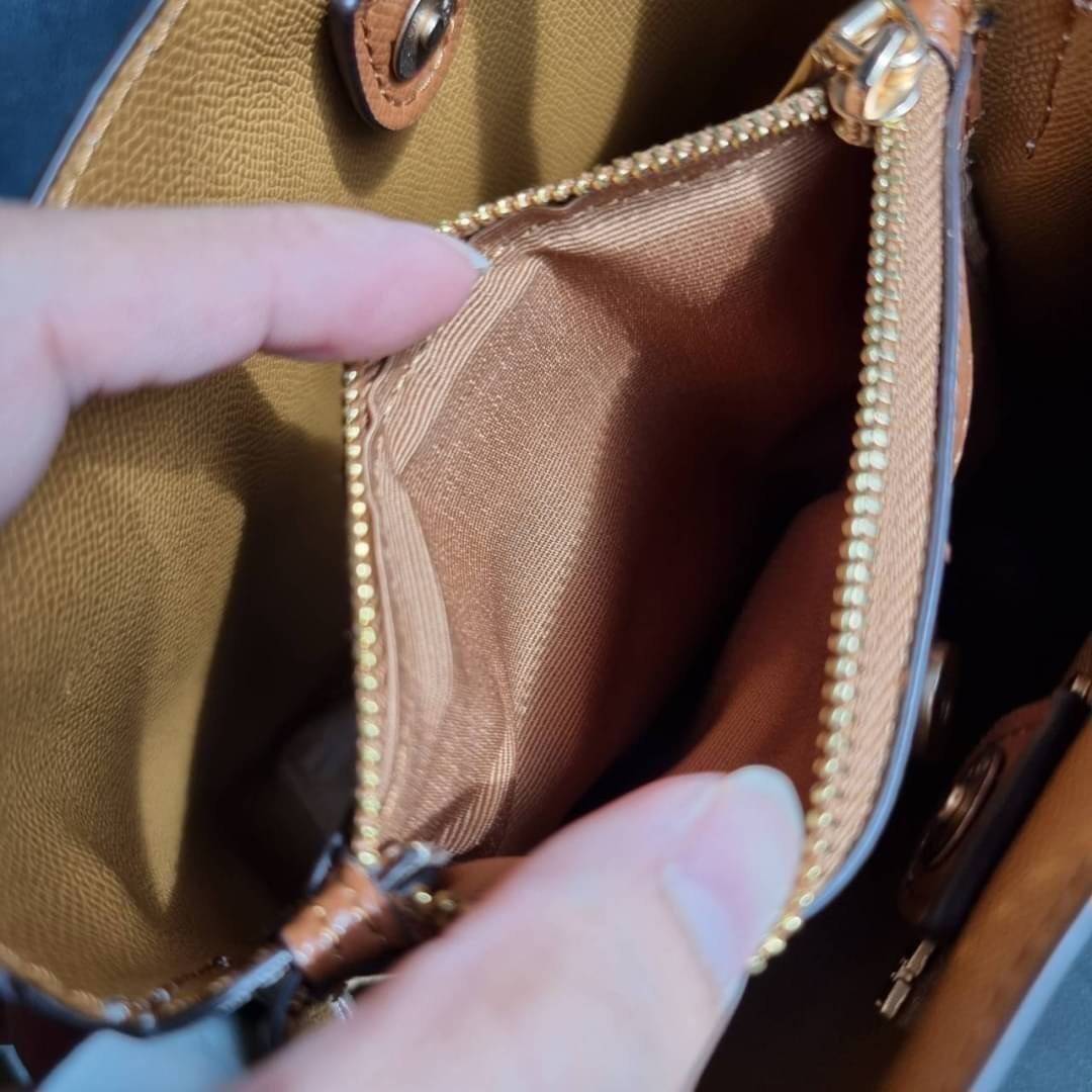 COACH 2312 SMALL TOWN BUCKET BAG IN SIGNATURE CANVAS รุ่นยอดนิยมใบเล็กมาครบสีแล้วจ้า กระเป๋าทรงบัคเก็ต สีผู้ดี๊ผู้ดี ตัวกระเป๋าดีไซน์คลาสสิคลายซี ดูโดดเด่น วัสดุหนังแคนวาสเคลือบลาย สวยคมทุกมุมจริงๆ!! เปิด-ปิดด้วยกระดุมแม่เหล็กทั้ง 2 ฝั่ง ภายในเป็นช่องโล่ง