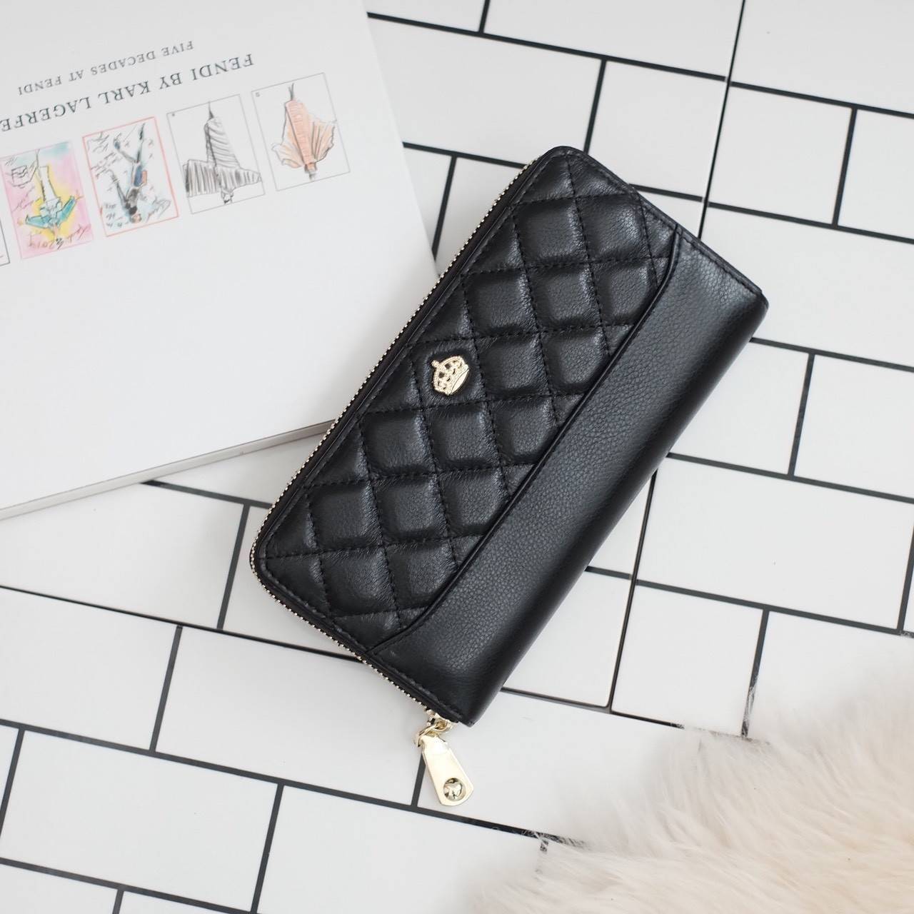 กระเป๋าสตางค์ Size ยาว ซิปรอบ สวยรับเงินมากใบนี้ คอนเฟิร์ม 💵💵 ใครกำลังหากระเป๋า size ห้ามพลาดนะคะ หนังสวยจริงๆ หนังวัวแท้ ตีตาราง นิ่ม ฟู ใช้หนังเกรดดีที่สุด สวยมาก KEEP • Super Rich ( Long )• กระเป๋า สตางค์ขนาดยาว ซิปรอบ ภายใน จุของคุ้ม ใ