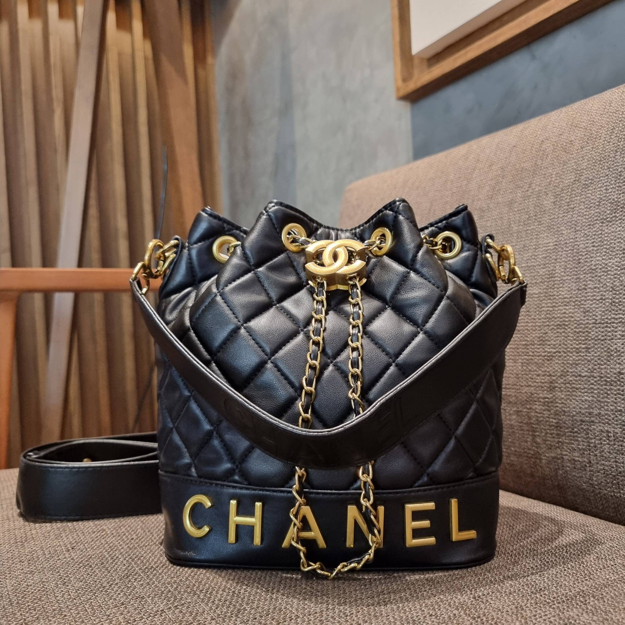 Chanel limited font leather bag / Chanel Bucket Bag กระเป๋าสะพายรุ่นลิมิเต็ด พรีเมี่ยมกิ๊ฟจากแบรนด์ รุ่นนี้การันตีหนังนิ่มมากกก!! โดดเด่นด้วย font โลโก้ และสายโซ่สลับหนังพร้อมตัวกดล็อคสีทองหรู สำหรับเปิด-ปิดปากกระเป๋า กดและปล่อยเพื่อล็อคได้ในตัว ภายในโล่ง
