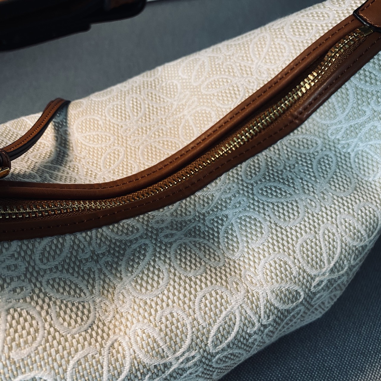 LOEWE Cubi Small Logo Canvas Top Handle Bag กระเป๋าทรงสวยดีไซน์ยอดฮิตประจำปีเลย! ปักโลโก้แบรนด์บนผ้าทั้งใบเป็นเอกลักษณ์ หูจับปรับได้ สวยหรูวินเทจ