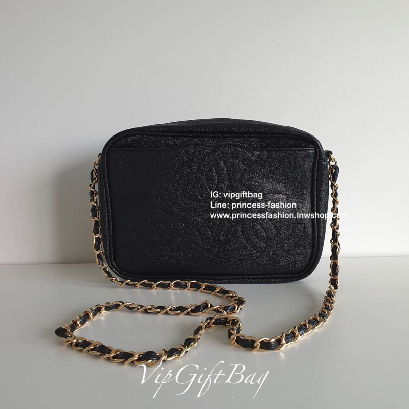 CHANEL VIP GIFT BAG รุ่น CHAIN CROSSBODY กระเป๋าของสมนาคุณ จากพรีเมี่ยมกิ้ฟแบรนด์ดังอย่าง CHANEL วัสดุหนังสังเคราะห์ ลายคาเวียร์สุดหรูเต็มใบ #เล่นแสงสวยมาก ด้านในเปิดปิดด้วยซิปCC อะไหล่ทอง มีช่องซิปแยกอีกหนึ่งช่อง สามารถใส่กระเป๋าสตางค์ใบยาว ของจุกจิกได้ส