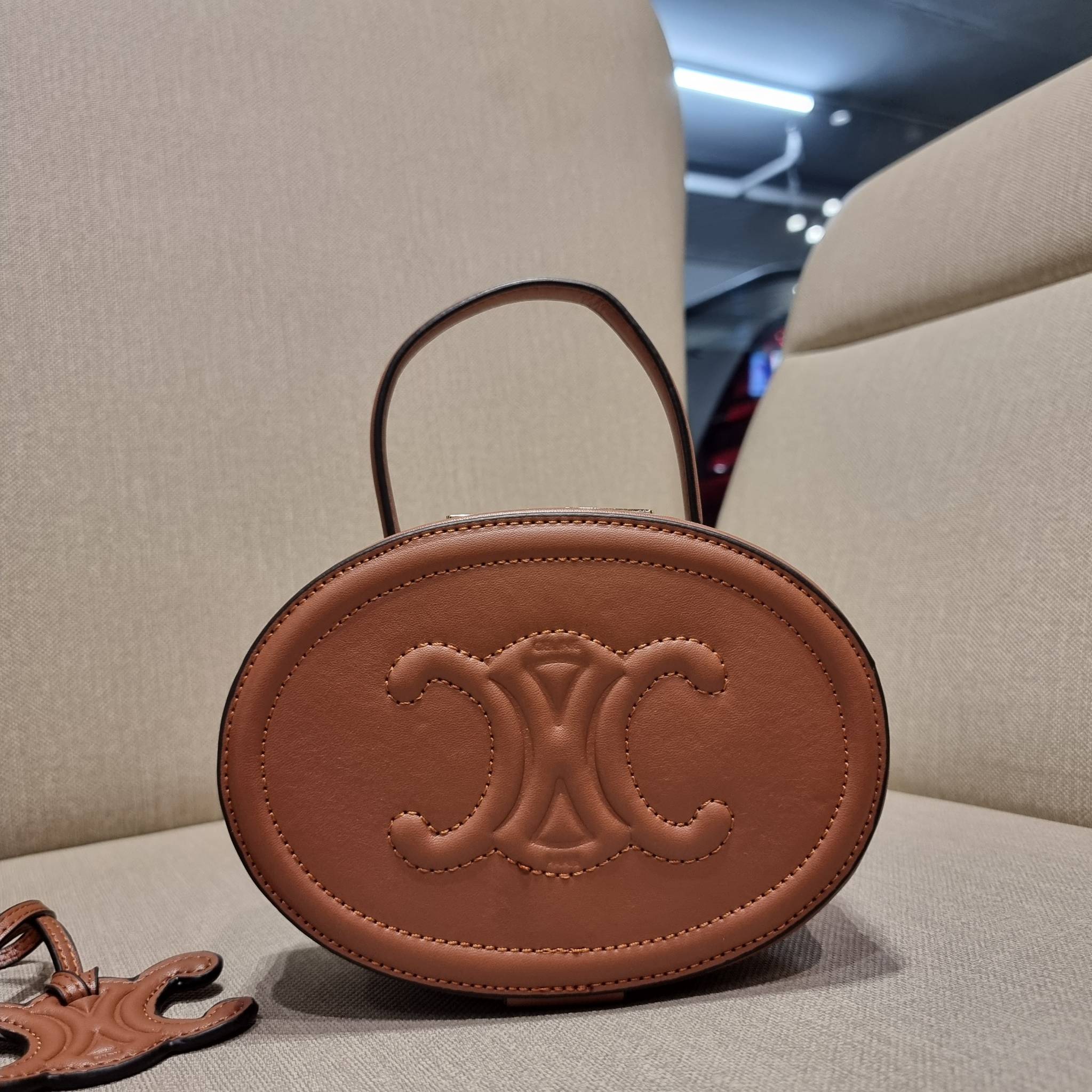 VIP 🥂 CELINE OVAL MINAUDIERE CUIR TRIOMPHE น้องน่ารักม้ากกกก!! น่ารักตะโกนไปเลย!! กับกระเป๋าทรง oval รุ่นแรร์ไอเท็ม ที่หายาก และ sold out ไปหลายรอบ!! น้องใบกะทัดรัด สำหรับสาวๆที่ชอบพกพกของแบบง่ายๆ ให้ชีวิตไม่ยุ่งยาก คล้องแขนใช้งานเก๋ๆ วัสดุหนังสัง