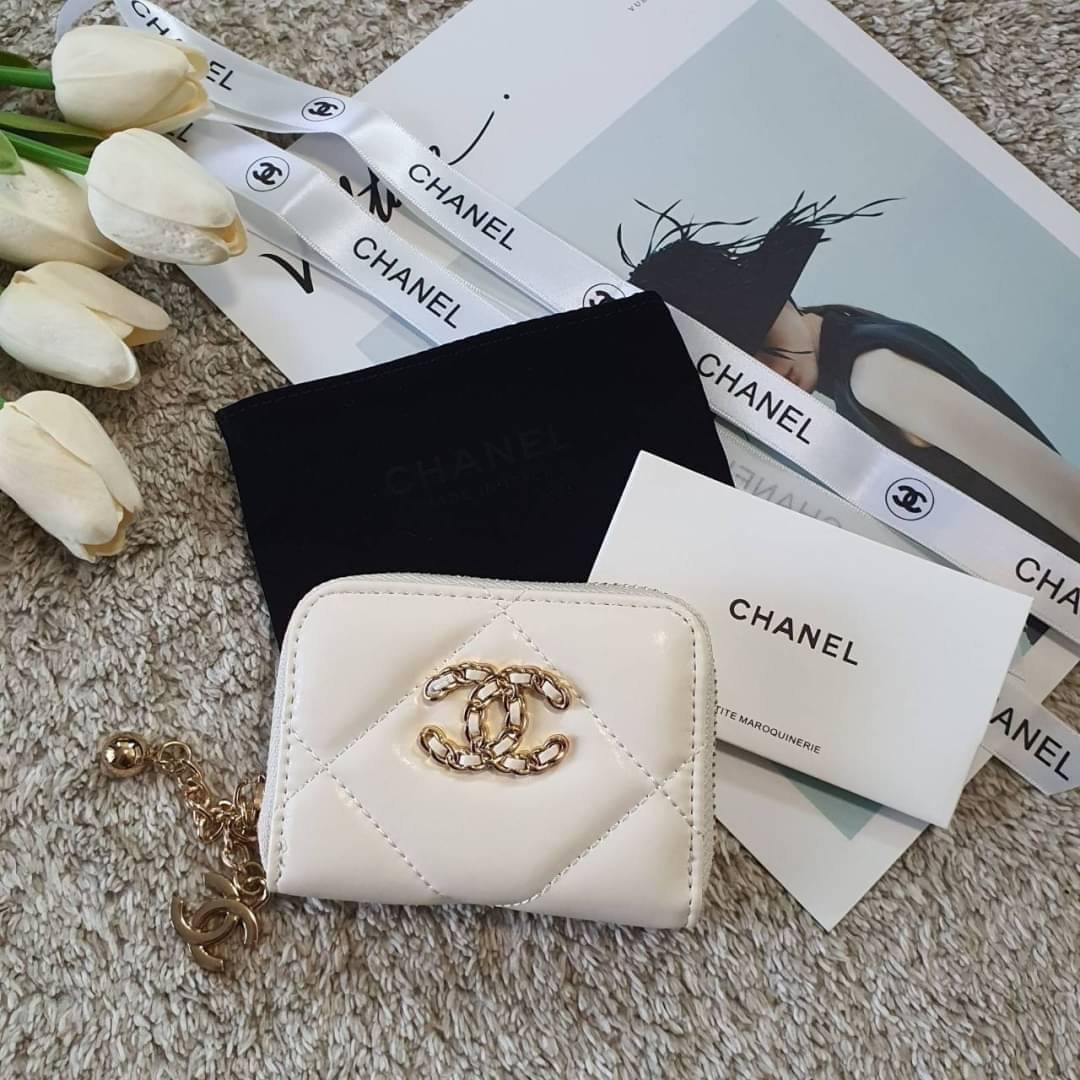 CHANEL zip short wallet มาพร้อม GIFT BOX สุดหรู! ครบชุดเซ็ตของขวัญ♡♡ กับ กระเป๋าสตางค์ใบสั้น แนะนำรุ่นนี้คะ งานพรีเมี่ยมกิ้ฟท์จากเค้าเตอร์ต่างประเทศ **ทรงน่ารักกก หนังเรียบ จากแบรนด์ CHANEL (GWP) ด้านหน้ามีโลโก้แบรนด์ CC สีทองหรู **อะไหล่สีท
