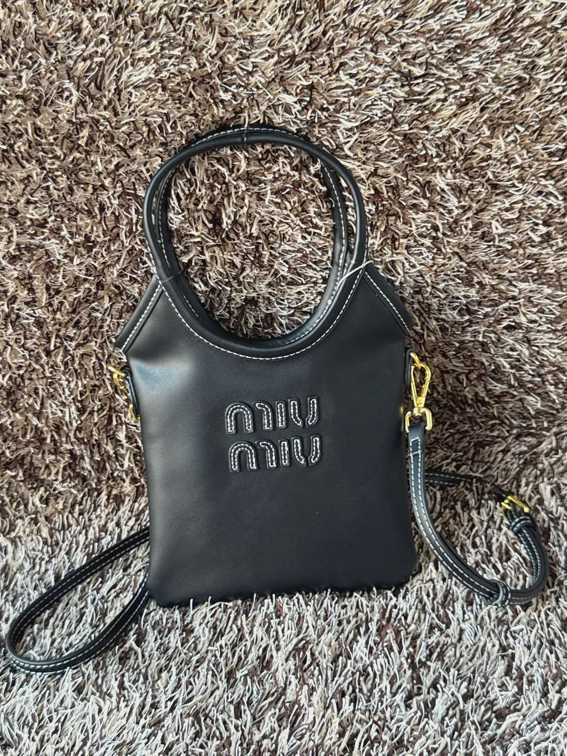 MIU MIU IVY leather handbag / Miu Miu ivy mini tote กระเป๋าสไตล์คลาสสิก มาในดีไซน์เรียบแต่โก้ ให้ลุคที่ดูเท่มั่นใจ สามารถถือและสะพายได้ จุดเด่น ที่โลโก้หนังตัวนูน ที่เสริมให้กระเป๋าดูแฟชั่นและทันสมัย