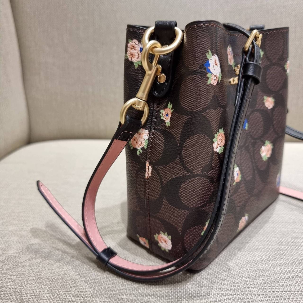 COACH MINI TOWN BUCKET BAG IN SIGNATURE CANVAS WITH VINTAGE MINI ROSE PRINT ((7270 7268 7267)) คอลเลคชั่นใหม่ล่าสุด!! น้องสาวคนสวยมาแล้วจ้า สดใสต้อนรับเทศกาลคริสต์มาส 🎅🎄 กระเป๋าบัคเก็ต ไซส์มินิ ใบจริงน่ารักม้าก!! น่าใช้แบบที่สุด วัสดุหนังแ