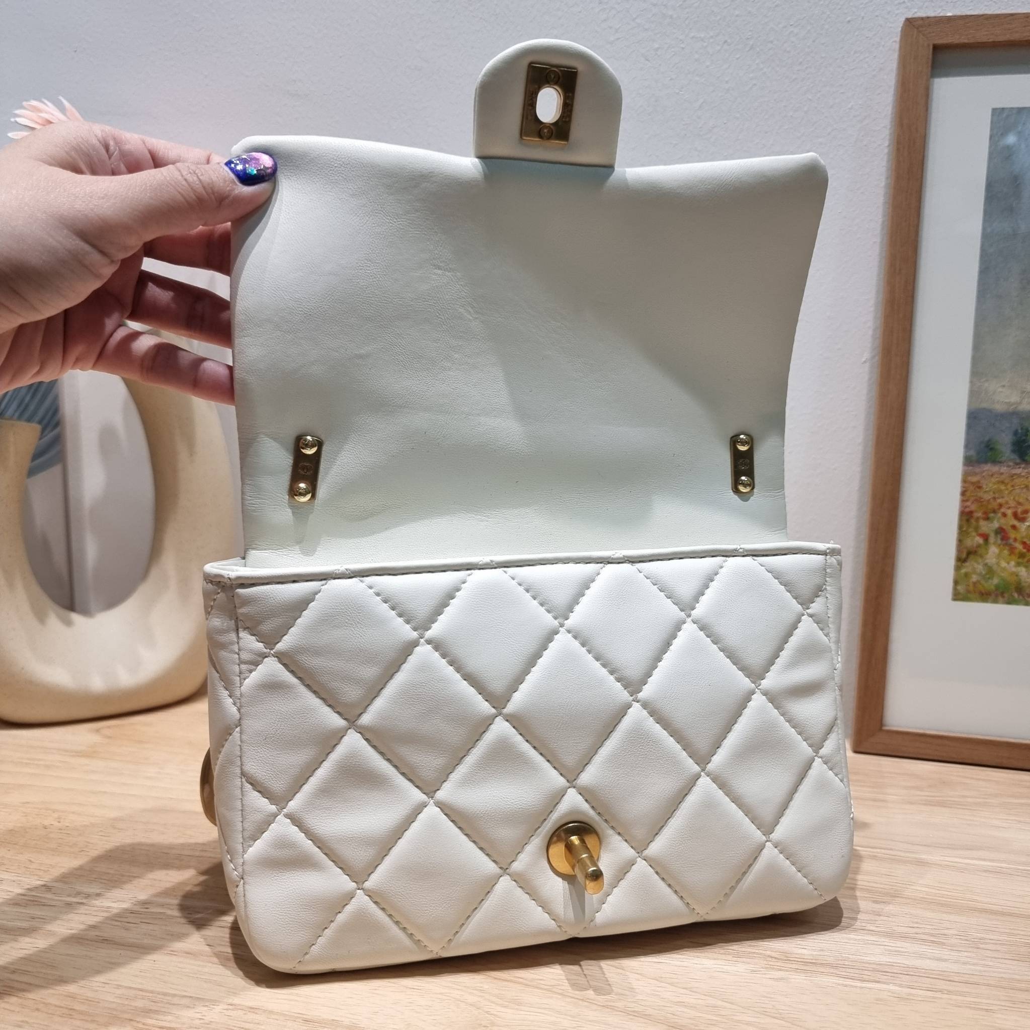 Chanel chunky chain bag สวยฟาดย้อนยุคความหรู ในราคาที่จับต้องได้ กับกระเป๋าสะพายไหล่ ไซส์กำลังสวย โดดเด่นด้วยสายสะพายโซ่สลับหนังเส้นใหญ่ ทนทาน ดูแพง