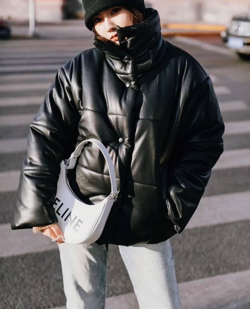 CELINE SHOULDER BAG VIP GIFT WITH PURCHASE (GWP) พรีเมี่ยมกิ๊ฟ Limited Edition จาก CELINE HAUTEPARFUME DUTYFREE COUNTER ดีไซน์ยอดนิยมหนังนิ่มสวยอยู่ทรงเปิดปิดด้วยซิปอะไหล่เงิน ภายในโล่งกว้างมีช่องเล็กสามารถใส่มือถือกระเป๋าสตางค์ใบยาวของใช้ได้จุ หูหิ้วหนัง