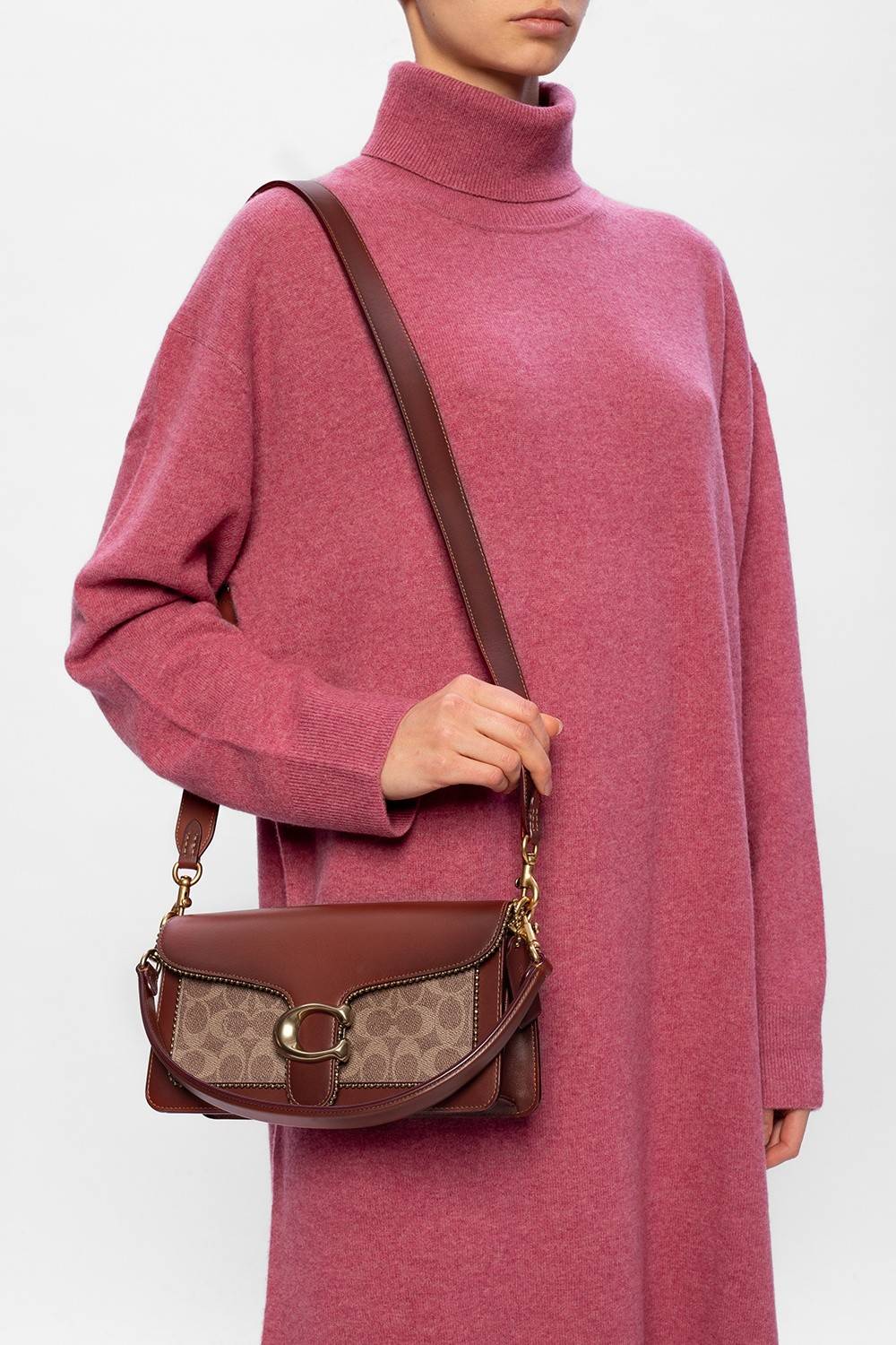 COACH TABBY SHOULDER BAG 26 IN SIGNATURE CANVAS WITH BEADCHAIN (6793,91215) กระเป๋าสะพายไหล่ ดีไซน์วินเทจย้อนยุค สวยคมชัด คลาสสิคใช้ได้ทุกลุค วัสดุหนังแท้สลับหนังแคนวาสเคลือบลาย เปิด-ปิดด้วยแม่เหล็กในตัว รับรองแน่นหนา ด้านหลังมีช่องแยก ภายในเป็นช่องโล่ง ข