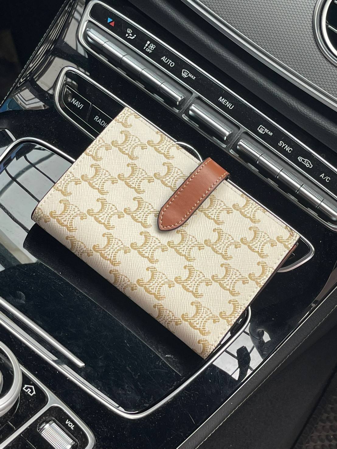 CELINE MEDIUM STRAP WALLET IN TRIOMPHE CANVAS กระเป๋าสตางค์ขนาดกลาง ถือแล้วจะให้ความรู้สึกที่คล้ายกับกระเป๋าคลัทช์ ดีไซน์ทันสมัยให้ใช้งานได้แบบครบครัน เป็นกระเป๋าสตางค์ ที่มีช่องสำหรับใส่ ธนบัตร เหรียญ และบัตรต่าง ๆ ใช้งานแบบ2ด้าน มีลวดลายTriomp ที่เป็นซิ