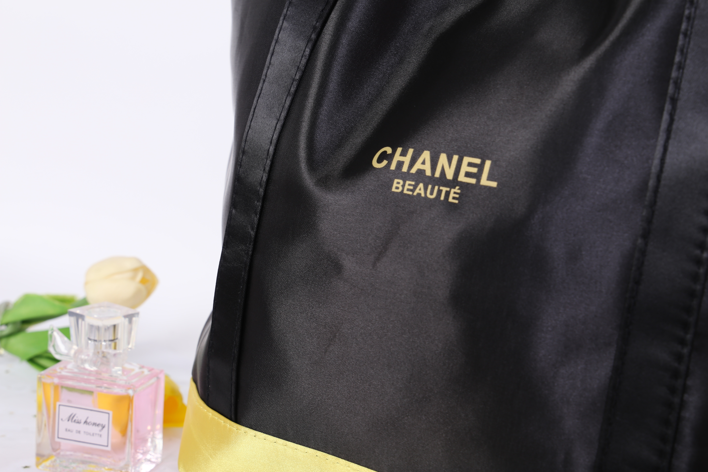 Chanel Satin Shoulder bag วัสดุ (Material) : Satin กระเป๋าสะพายข้าง ขนาดกำลังดีค่ะ ใส่เอกสารหนังสือได้นะคะ ด้านในซับผ้าลายเดียวกับสีกระเป๋าเลยค่ะ เป็นกระดุมแม่เหล็กเปิดปิด สินค้าพรีเมี่ยมแท้ แถมจากเค้าเตอร์แบรนด์ประเทศญี่ปุ่นค่ะ