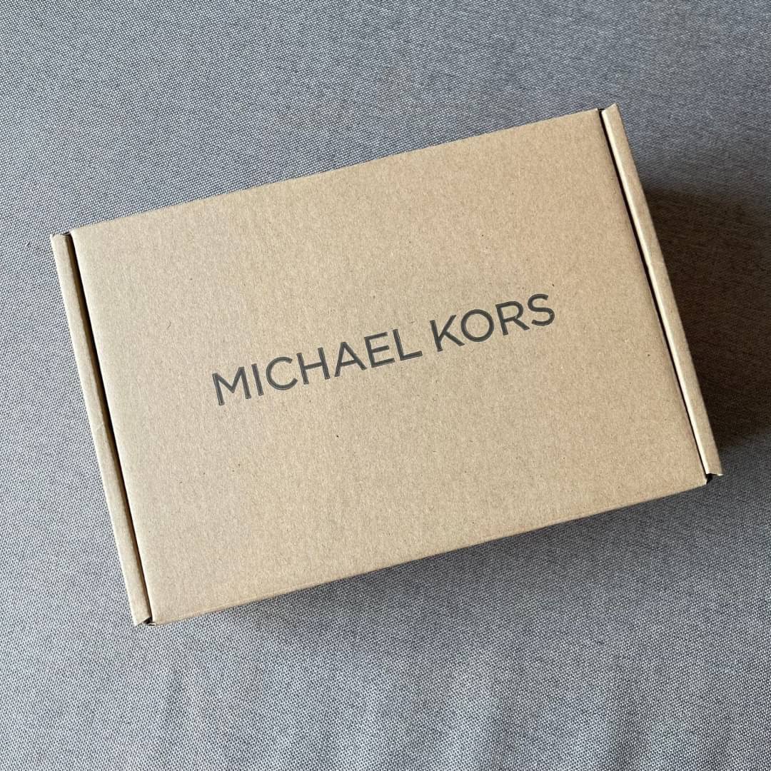 MICHEAL KORS กระเป๋าแบรนด์ดังจาก michael kors กระเป๋าทรงยูสุดชิค งานดี หนังสวยมากก เปิดปิดด้วยกระดุมแม่เหล็ก สายสะพายปรับระดับได้ มาพร้อมกล่อง+การ์ด เลอค่ามากแม่!