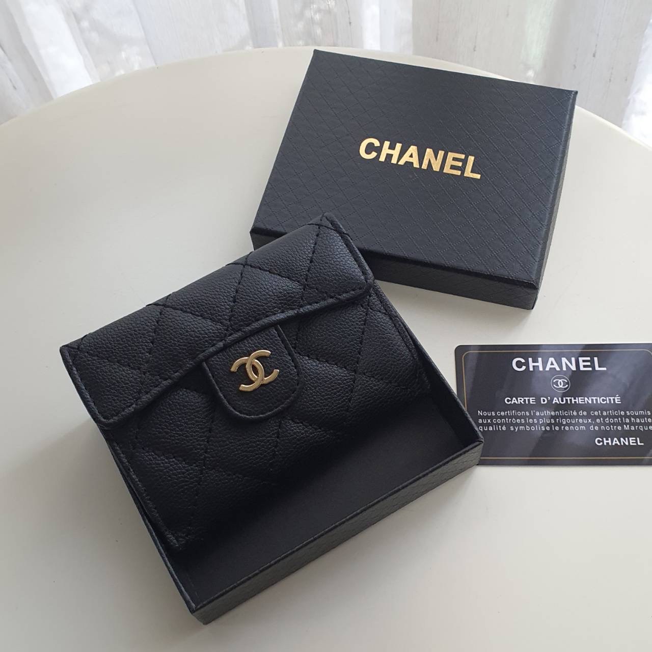 CHANEL SMALL WALLET พร้อมส่งรุ่นใหม่ ♡♡ กับ กระเป๋าสตางค์แบบพับใบสั้น งานพรีเมี่ยมกิ้ฟท์จากเค้าเตอร์ต่างประเทศ หนังสัมผัสลายด้าน จากแบรนด์ CHANEL (GWP) ด้านหน้ามีโลโก้แบรนด์ CC **อะไหล่สีทองหรู เปิดปิดด้วยกระดุมแม่เหล็ก ด้านในแบ่งช่องได้ถึง 