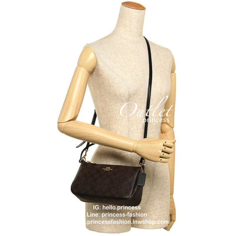 COACH HANDLE POUCH SIGNATURE BAG (รุ่นโลโก้อะไหล่ตัวเล็ก) กระเป๋าสะพาย หรือสะพายข้าง Crossbody ราคาสุดคุ้มค่ะ วัสดุ pvc อย่างดี ลาย C เปิดปิดกระเป๋าแบบซิป ภายในสามารถใส่กระเป๋าสตางค์ใบยาวขนาดปกติได้ ของอื่นๆจุค่ะ มีช่องเล็กใส่ของจุกจิก สายยาวถอดออกได้เลื่