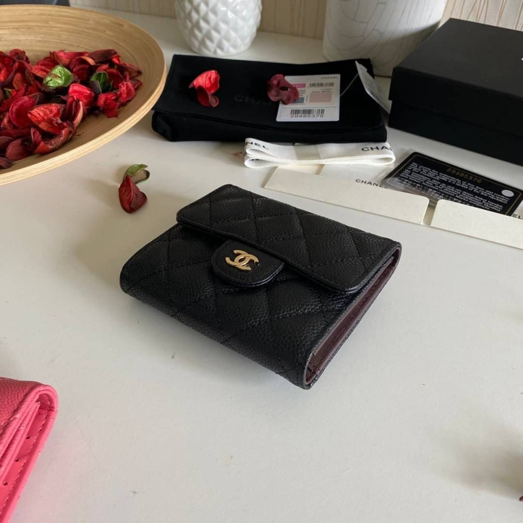 หนังแท้ Chanel Classic small wallet caviar 3 พับ พร้อมส่งที่ไทย รุ่นยอดนิยมไอเท็มฮิตวัสดุหนังแท้คาเวียร์สวยคลาสสิคเปิดปิดด้วยฝาปิดกระดุมด้านหน้ามีโลโก้แบรนด์อะไหล่ทองสวยหรูดูดี ตัวจริงสวยน่าใช้ Chanel mini นาทีนี้กำลัง in สุดๆ ภาพสินค้าถ่ายจากงานขายจริง ใ
