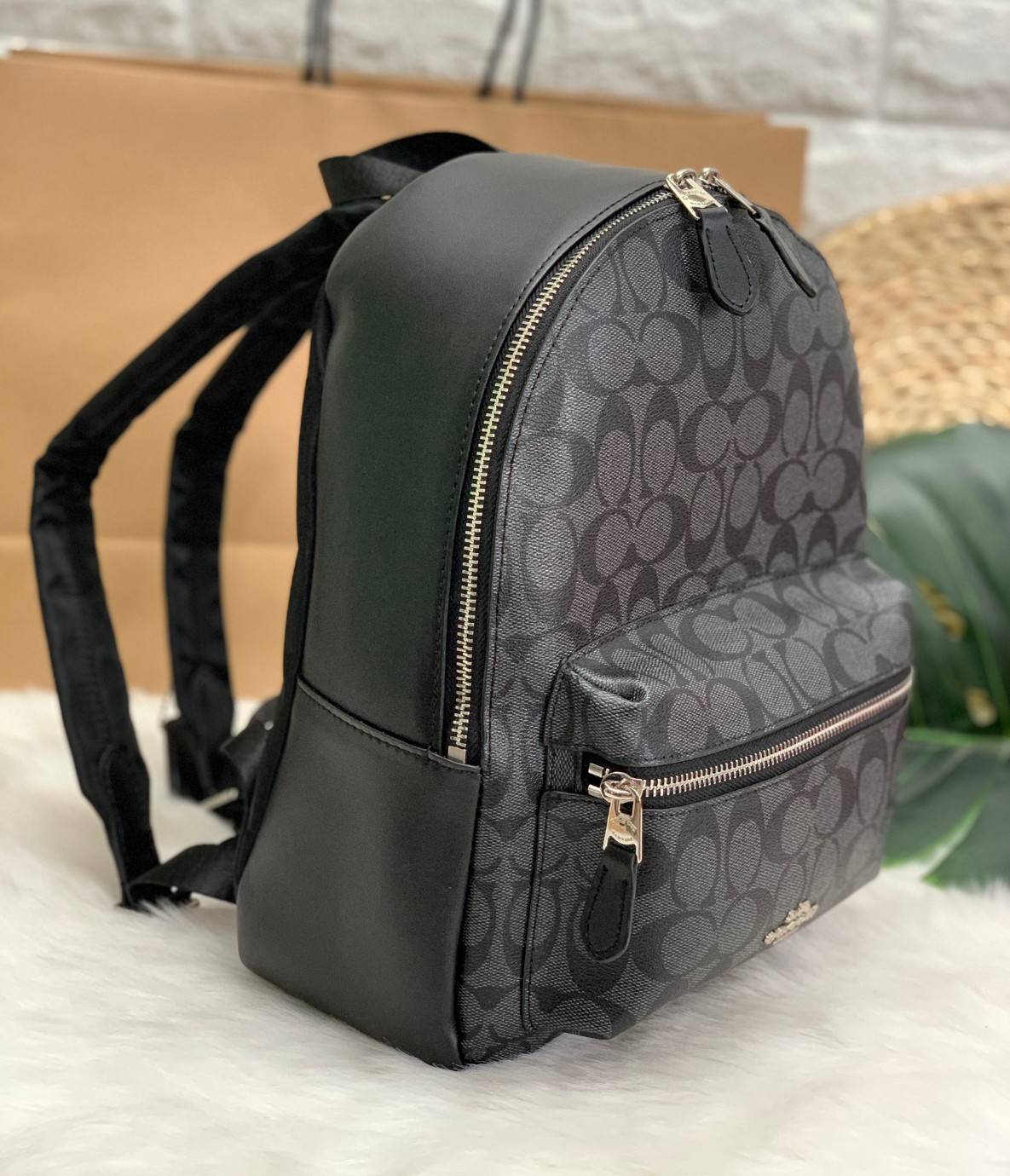 OUTLET 】COACH MEDIUM CHARLIE BACKPACK IN SIGNATURE ((32200)) พร้อมส่งที่ไทยอีกครั้งค่ะ! กระเป๋าสะพายหลังขนาดกลาง หนังแท้+ไนล่อน ด้านหน้ามีช่องซิปให้หนึ่งช่อง;เปิดปิดช่องหลักแบบซิปคู่ ภายในกว้างใส่สัมภาระได้จุนะคะ พร้อมช่องซิปให้อีกช่องค่ะ;สายสะพายสามารถเล