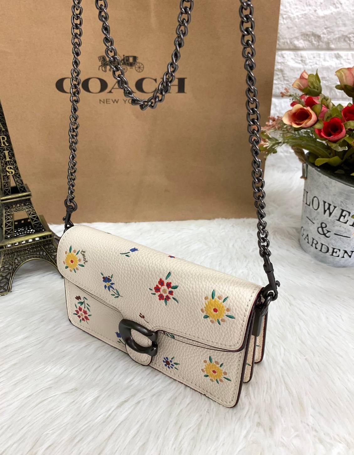COACH TABBY CROSSBODY WITH WILDFLOWER PRINT ((810)) พร้อมส่งที่ไทยค่ะ! กระเป๋าสะพายครอสบอดี้ร์หรือสามารถถือแบบคลัทออกงานสวยๆได้เลยนะคะ วัสดุหนังแท้ หนังนิ่มค่ะ