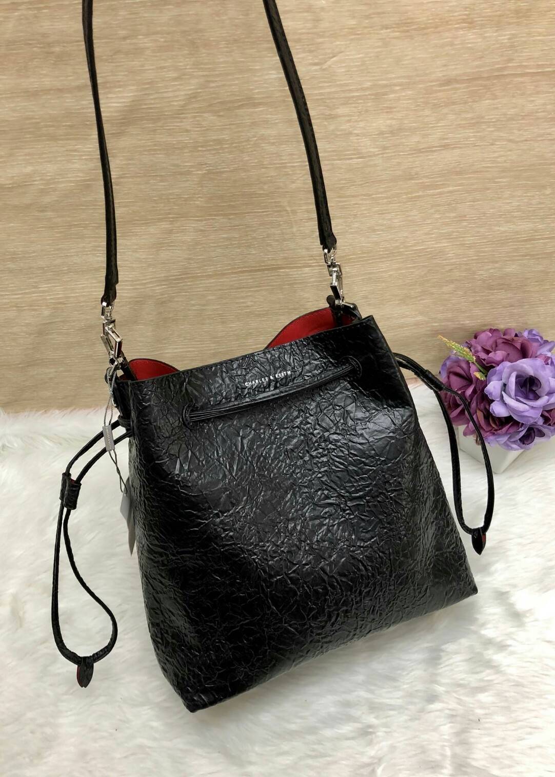 CHARLES & KEITH BASIC DRAWSTRING SHOULDER BAG 2018 กระเป๋าถือหรือสะพายไหล่ วัสดุหนัง ทรงขนมจีบ ขนาดกำลังน่ารัก น้ำหนักเบา, ด้านหน้าปั๊มโลโก้แบรนด์ เปิดปิดแบบสายรูดปากกระเป๋าแบบหูดรูด ภายในกระเป๋าโล่ง และกว้างมากทีเดียว จุเได้เยอะเลยค่ะ มาพร้อมสายยาวแบบถอด