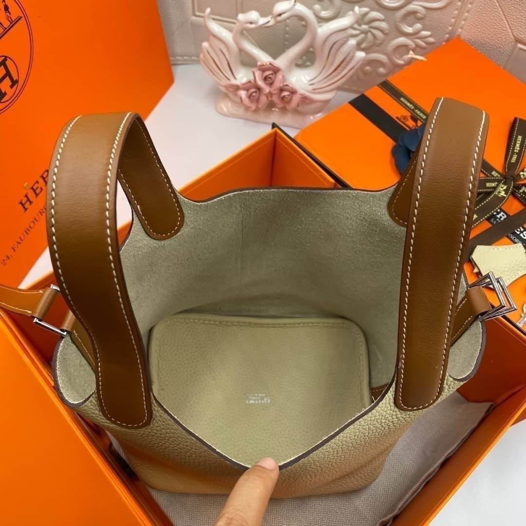 หนังแท้ Hermes Picotin Lock 18 bag กระเป๋าถือแบรนด์หรูระดับโลก งานเกรดออรินอล หนังแท้ทั้งใบ หนังมีลายทอริลลอนคล้ายของจริง มาพร้อมตัวล็อคเคลลี่ Kelly lock รูปทรงเรียบแต่หรู ใช้งานได้ทุกโอกาส ถือง่าย ใช้งานง่าย ภายในโล่งกว้าง ภาพสินค้าถ่ายจากงานขายจริง ใช้ง
