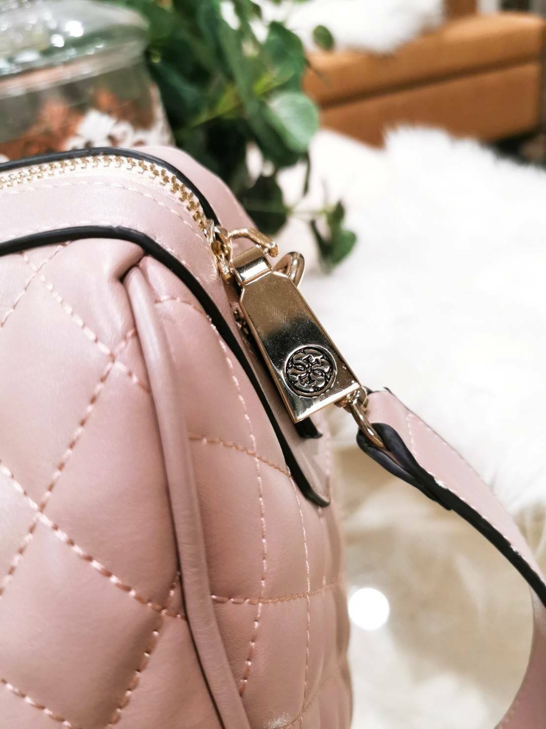 GUESS WOMEN’S BOWLING BAG กระเป๋าสะพายทรง Bowling รุ่นใหม่ล่าสุดจาก GUESS FACTORY หนังนิ่มลายตารางสวยอยู่ทรงใบใหญ่กำลังดี ด้านหน้าประดับโลโก้หูหิ้วโซ่ร้อยหนังสะพายไหล่ได้เเข็งแรงรับน้ำหนักได้เยอะ เปิดปิดด้วยซิปสะดวกใช้ มีหมุดรองฐานกันรอย ภายในมีช่องซิปและ