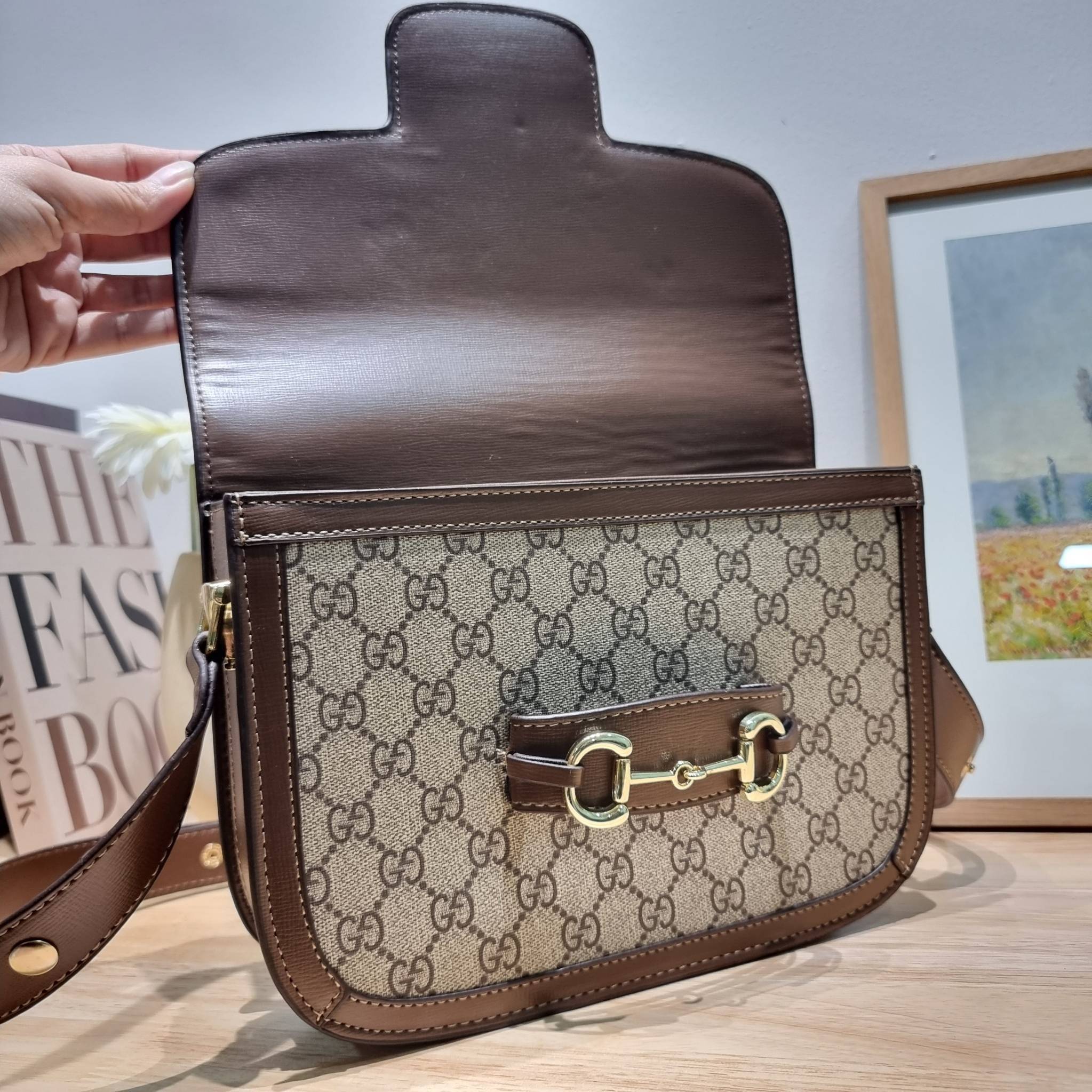 Gucci horsebit 1955 shoulder bag / GUCCI BAG พร้อมส่ง 5 สี กระเป๋าสะพายไหล่/สะพายข้างทรงคลาสสิค สวยผู้ดี ดารา เซเลปใช้กันเพียบ สวยอยู่ทรง มากี่รอบก็ไม่เคยพอ!! รุ่นเด็ดสุด!! ฮ็อตสุด!! ให้สิบว้าวไปเลย