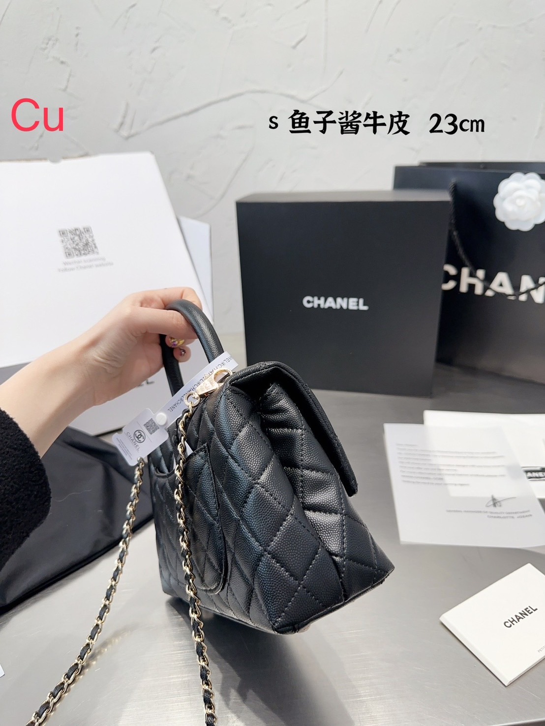 CHANEL Coco Small Top Handle Bag กระเป๋าสะพายสุดคลาสสิค สวยหรูพร้อมมือจับในตัว อะไหล่ทองสวยมาก มาพร้อมกล่อง อปก ครบเซ็ท รอบนี้จัดราคาพิเศษสุดคุ้มค่ะ โดดเด่นและดูแพง ไม่อยากให้พลาดเลยน้า