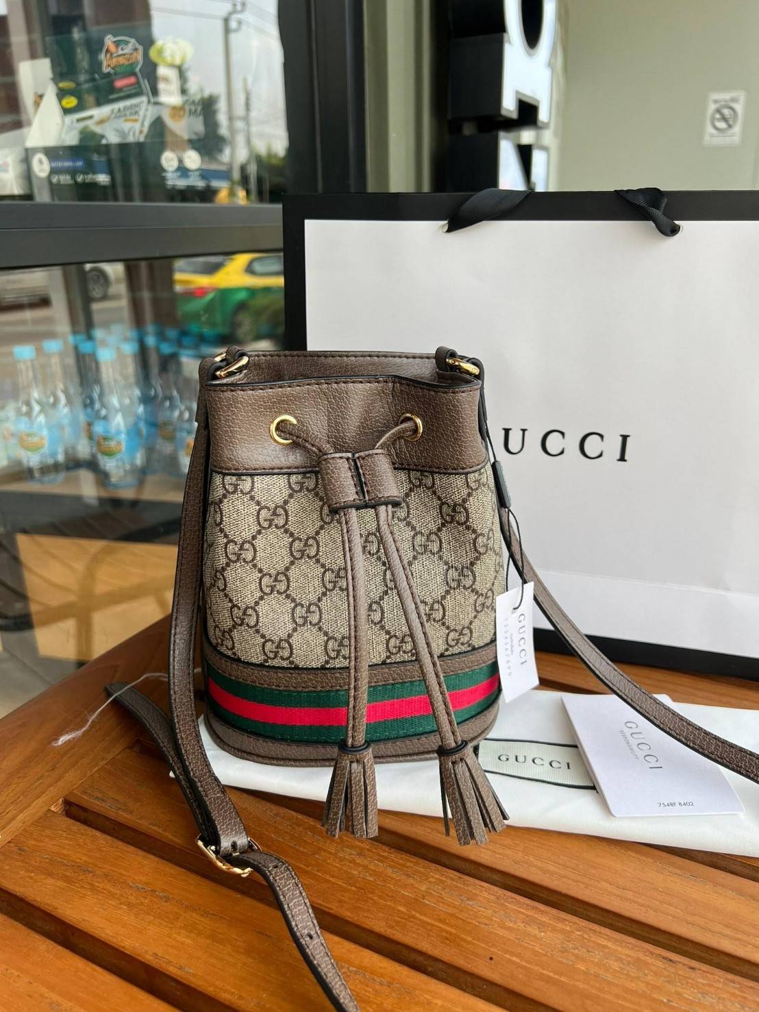 GUCCI Ophidia mini small GG bucket bag กระเป๋าถือหรือสะพายข้าง ขนาดเล็ก ทรงขนมจีบ วัสดุผ้าใบ+หนังแท้ พร้อมแถบลายทางสีเขียวและสีแดงด้านล่าง ด้านในโล่ง มี1ช่องเล็ก สายยาวถอดสายไม่ได้ ปรับระดับได้ ใบนี้เรียบหรูดูดีสุดๆไม่ควรพลาดค่า
