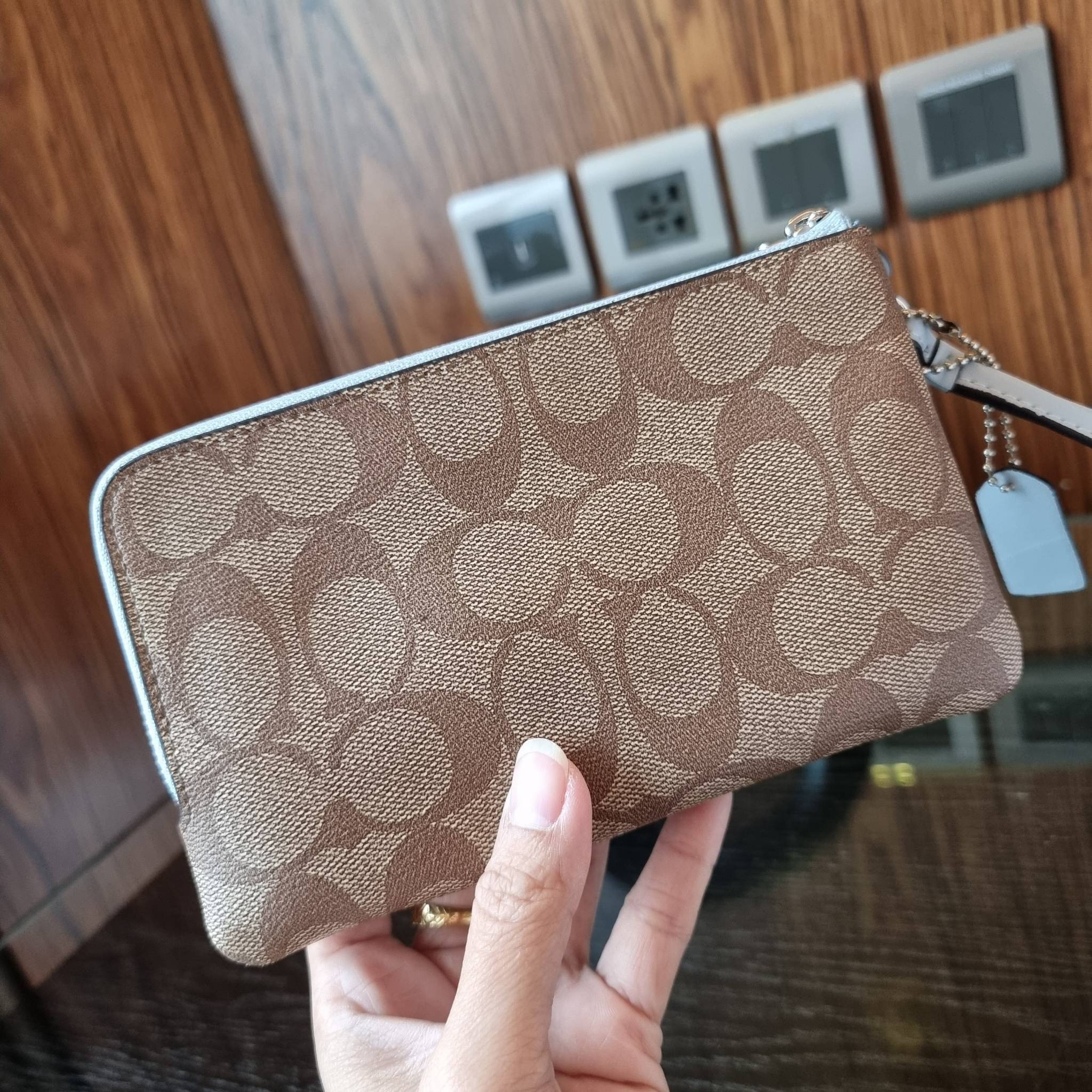COACH F87591 DOUBLE CORNER ZIP WALLET IN SIGNATURE COATED CANVAS คล้องมือรุ่น 2 ซิป!! มาแล้วจ้า 🌟🤗 ไซส์นี้คือเหมาะมือจริงๆ พกง่ายเช่นเคย ไม่ต้องกังวลว่าจะเกะกะหรือกินพื้นที่กระเป๋าหลัก วัสดุหนังแคนวาสเคลือบลาย มีช่องหลักแยก 2 ช่อง ภายในบุผ