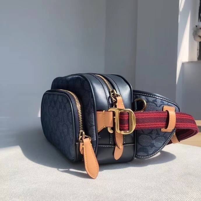 COACH BELT BAG IN SIGNATURE CHAMBRAY (3685) ❤️ใช้ได้ทั้งชาย//หญิงค่ะ กระเป๋าคาดอก วัสดุผ้าแคนวาส+หนังแท้ค่ะ ด้านหน้ามีช่องซิปขนาดกลาง ใส่มือถือได้ค่ะ ช่องซิปหลักเปิดปิดแบบซิปคู่ ภายในกว้าง ใส่ของจำเป็นได้ครบเลยนะคะ มีช่องซิปสำหรับใส่ของจุกจิกให้อีก