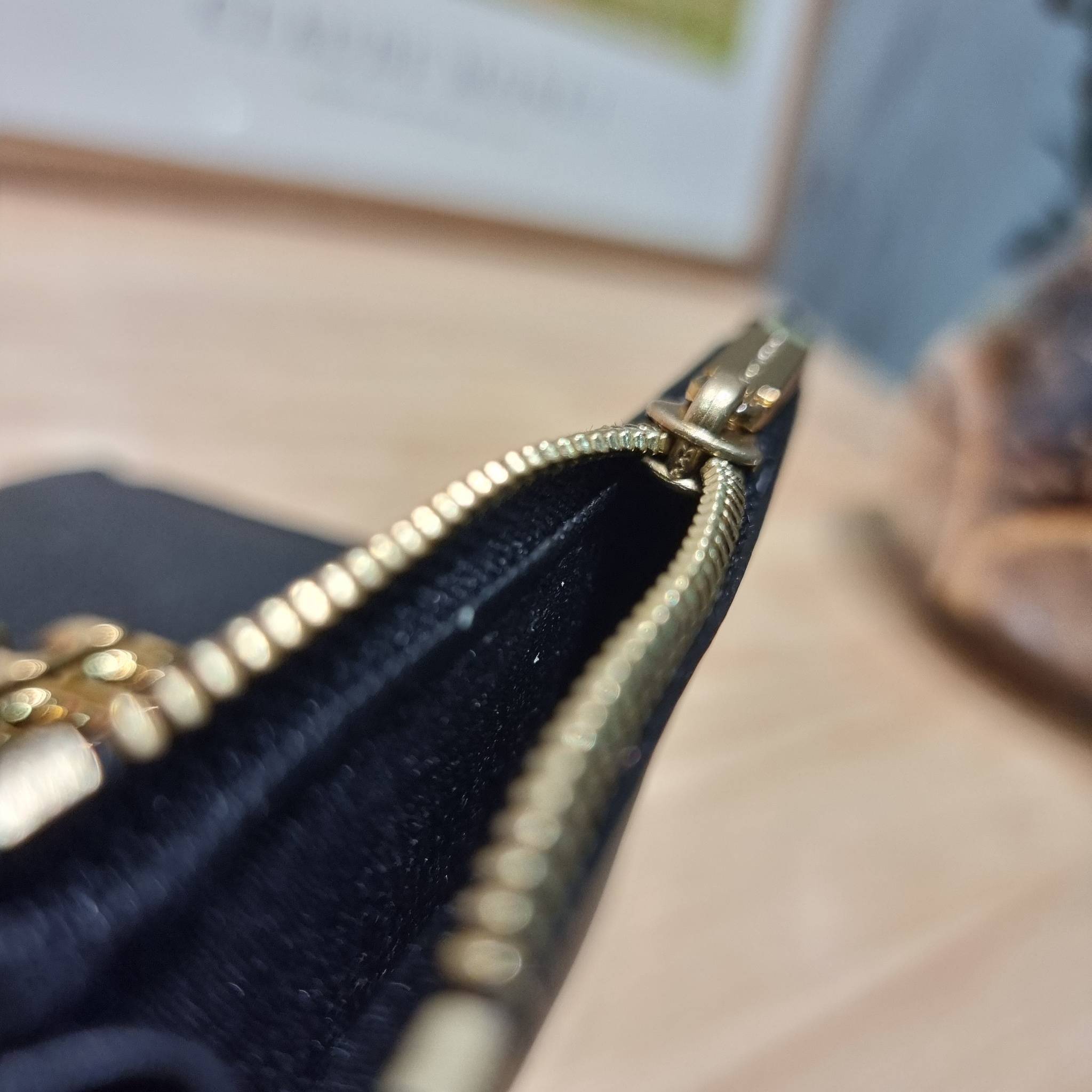 TORY BURCH KIRA MIXED MATERIALS MEDIUM FLAP WALLET กระเป๋าสตางค์ใบกลาง รุ่นยอดนิยม ดูหรูหรา ดูแพง ดีไซน์คลาสสิค ขนาดกำลังพอเหมาะ