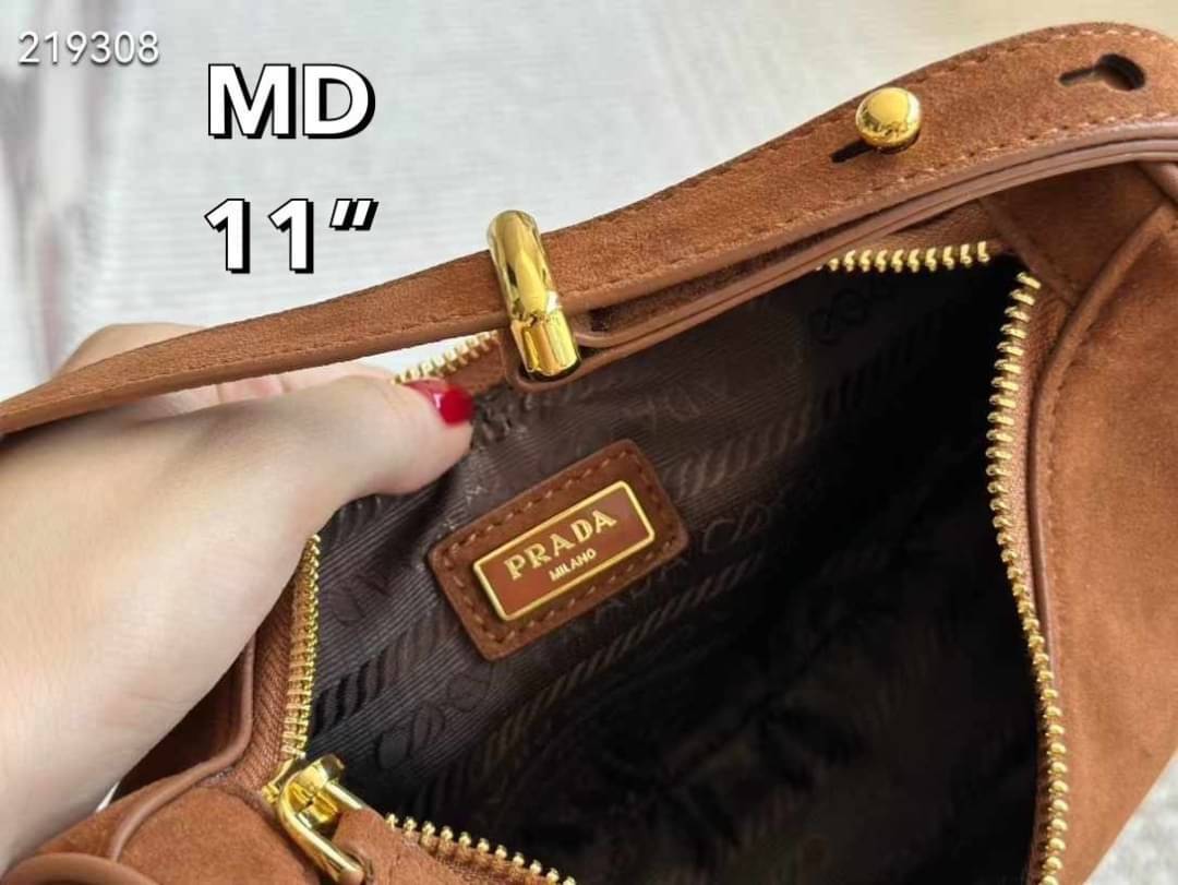 PRADA Arqué Suede Shoulder Bag Cocoa Brown กระเป๋าทรงโฮโบงานหนังกลับที่มาแรงมากๆ สวยเด่นเป็นเอกลักษณ์ ดีไซน์เรียบแต่มากมีอยู่จริง สวยดูแพง