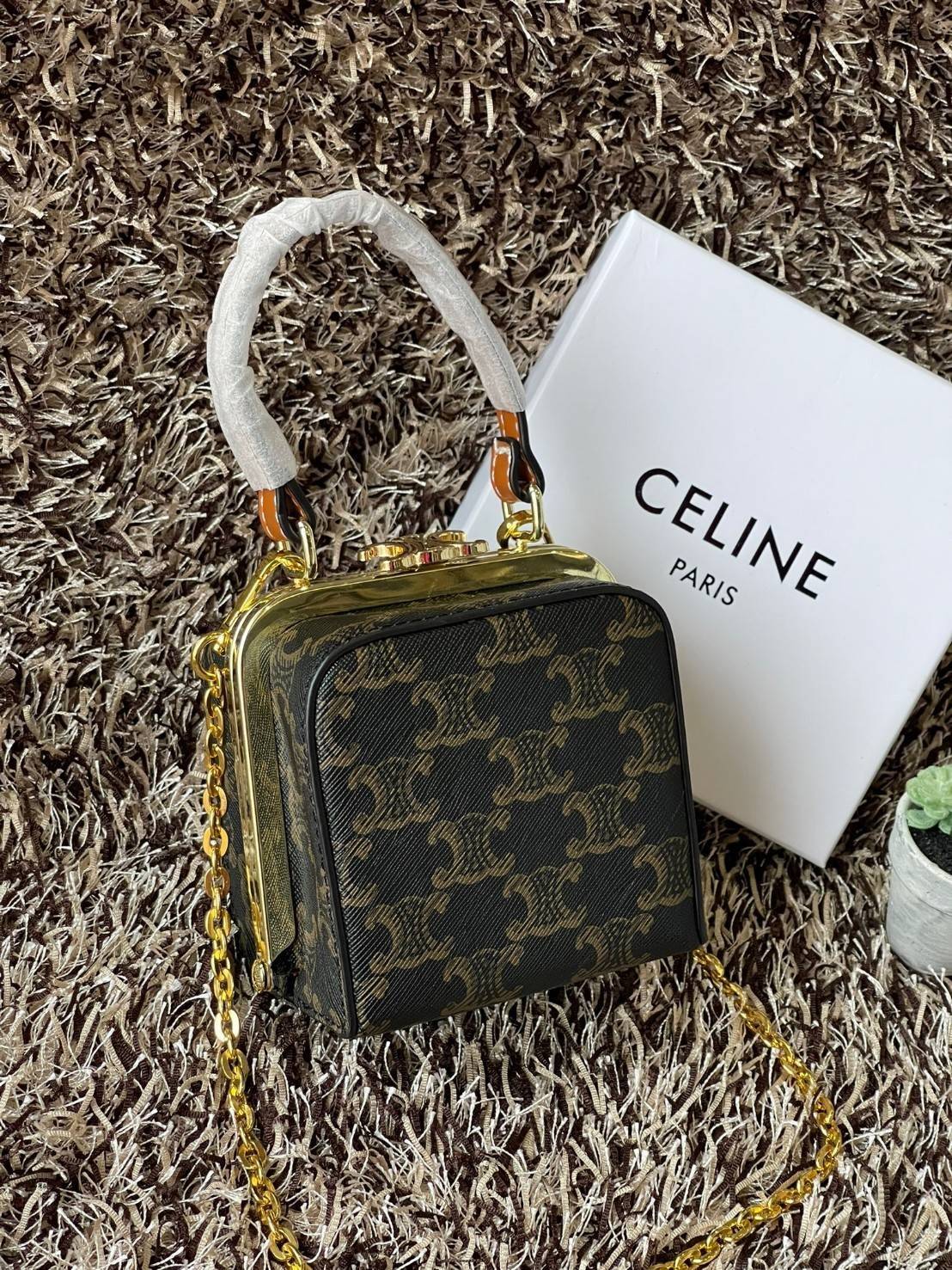 Celine Triomphe Minaudiere สาว ๆ คนไหนไม่เน้นพกของเยอะ แต่ต้องการกระเป๋าที่ให้ความเรียบหรู ดีไซน์เก๋ เหมาะสำหรับดินเนอร์มื้อค่ำ หรือช้อปปิ้งเบาๆ ใบนี้แนะนำเลยคะ เป็นกระเป๋าขนาดกะทัดรัด ถือและสะพายไหล่ได้ ให้ความคล่องตัว นับว่าเป็นอีกหนึ่งแอสเซสเซอรี่ที่น่